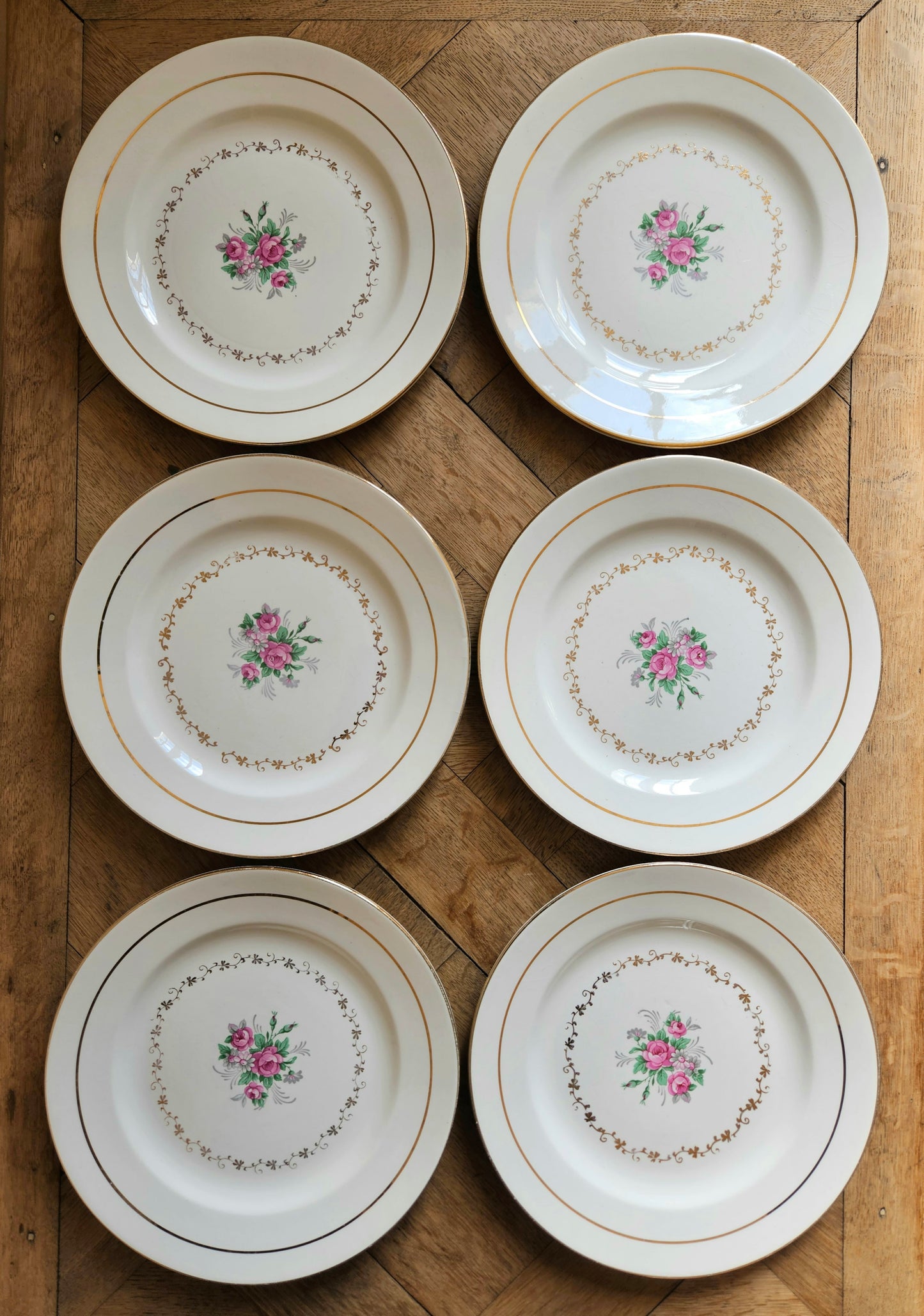 Assiettes plates St Amand, bouquets de roses