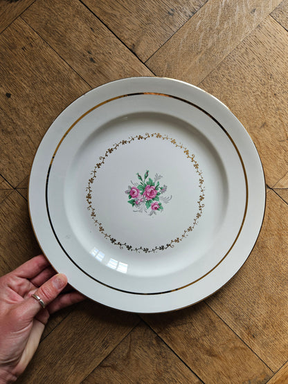 Plat rond St Amand, bouquets de roses