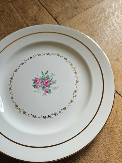 Plat rond St Amand, bouquets de roses