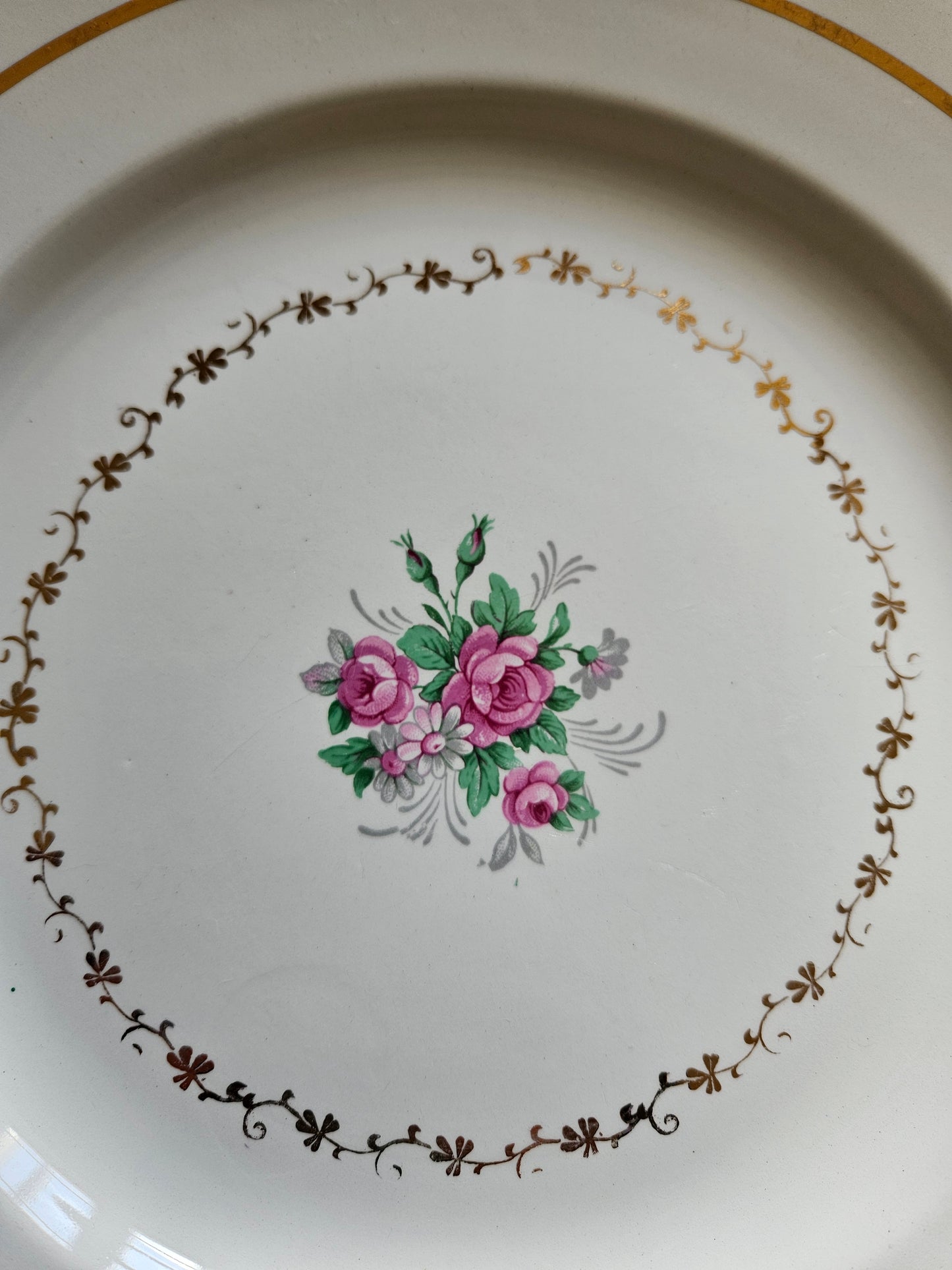 Plat rond St Amand, bouquets de roses