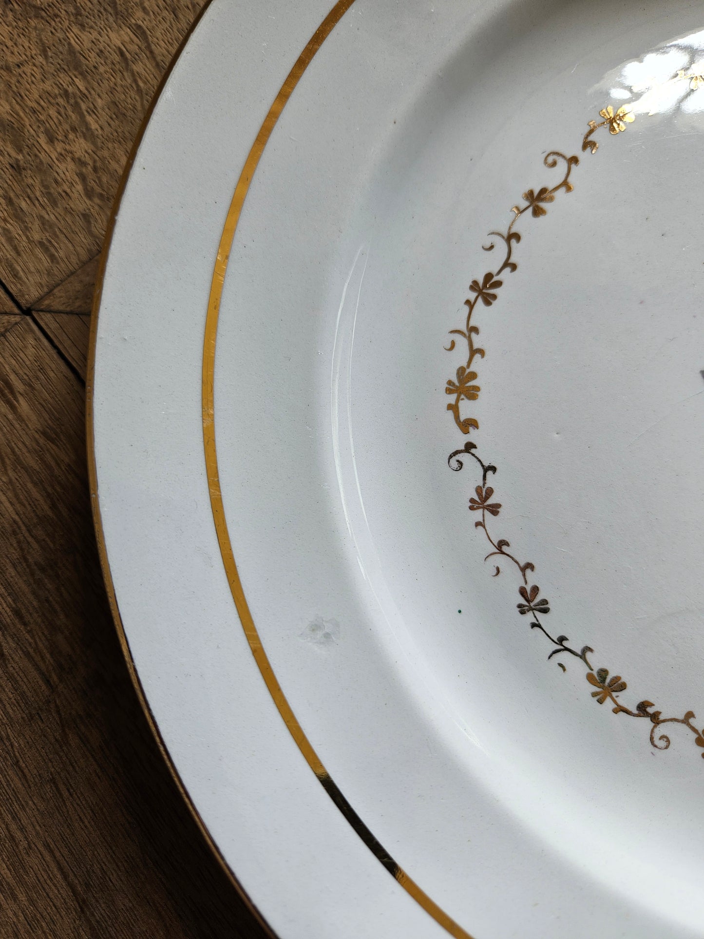 Plat rond St Amand, bouquets de roses