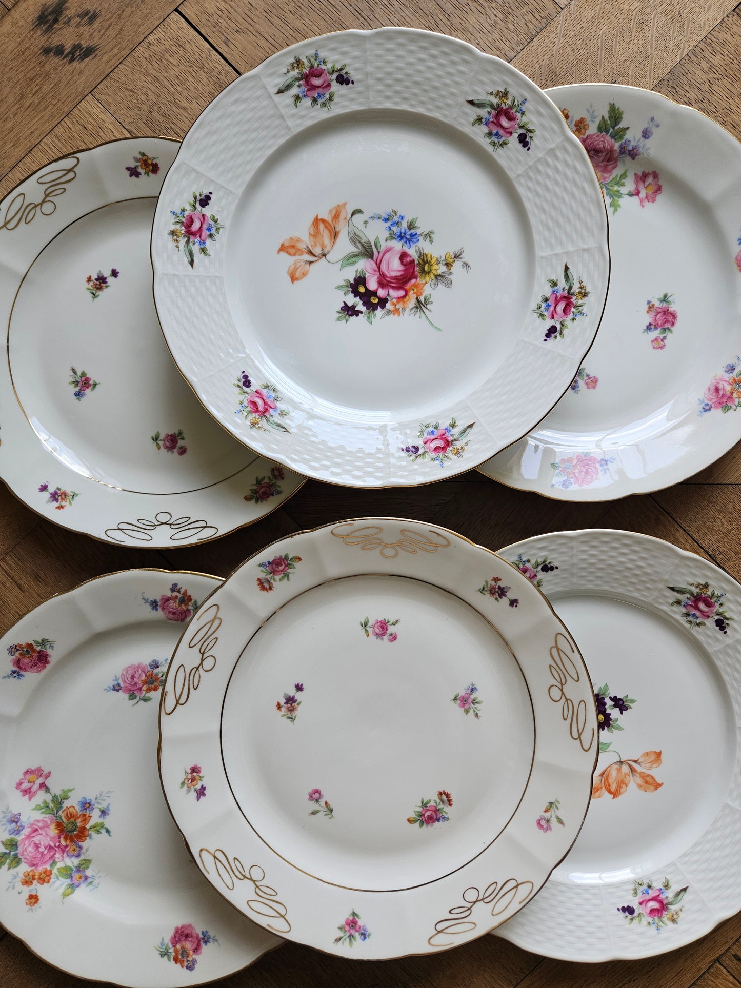Assiettes plates dépareillées porcelaine, shabby chic