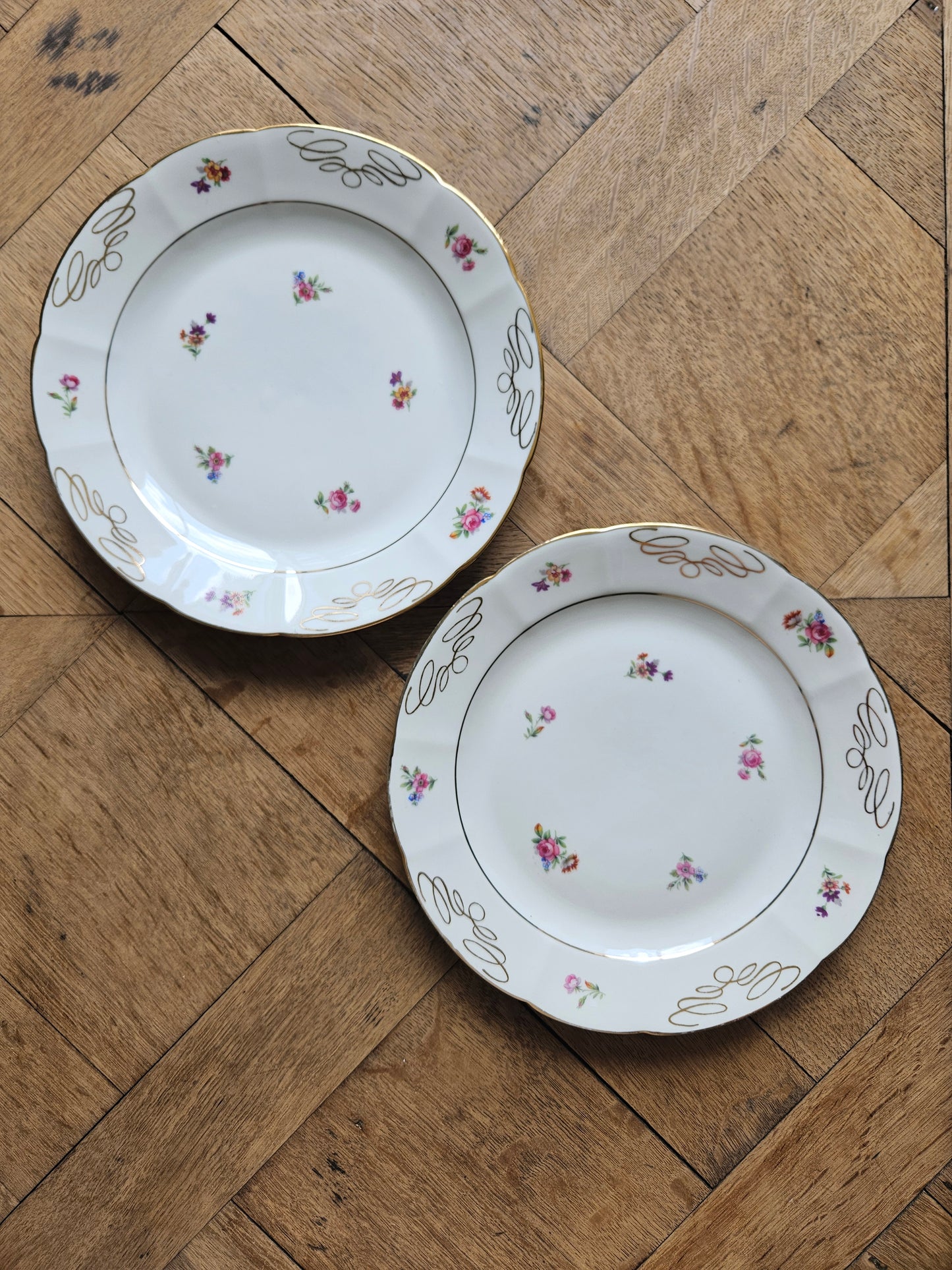 Assiettes plates dépareillées porcelaine, shabby chic