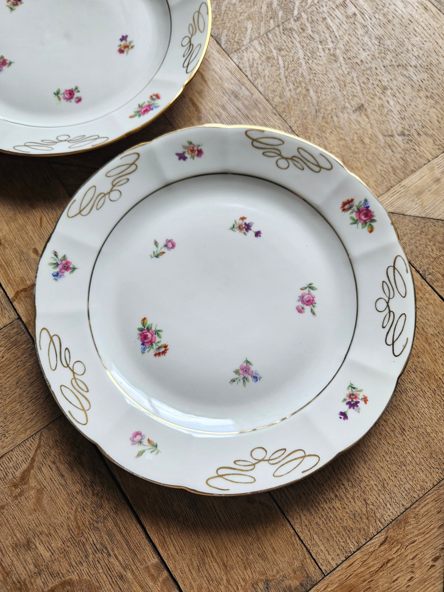 Assiettes plates dépareillées porcelaine, shabby chic