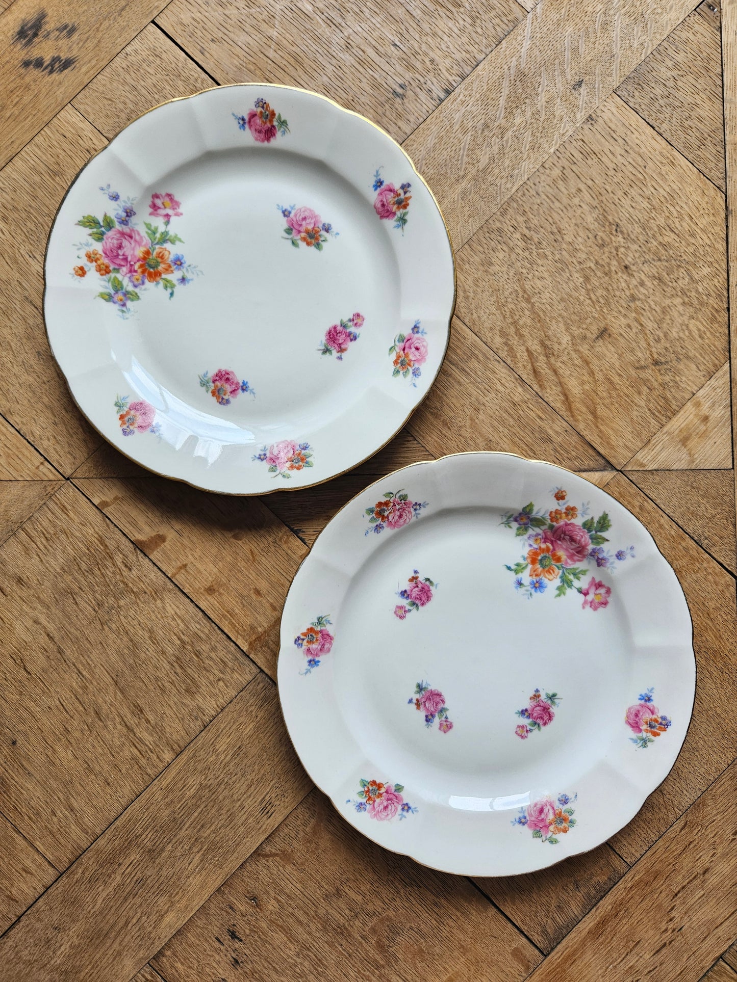Assiettes plates dépareillées porcelaine, shabby chic