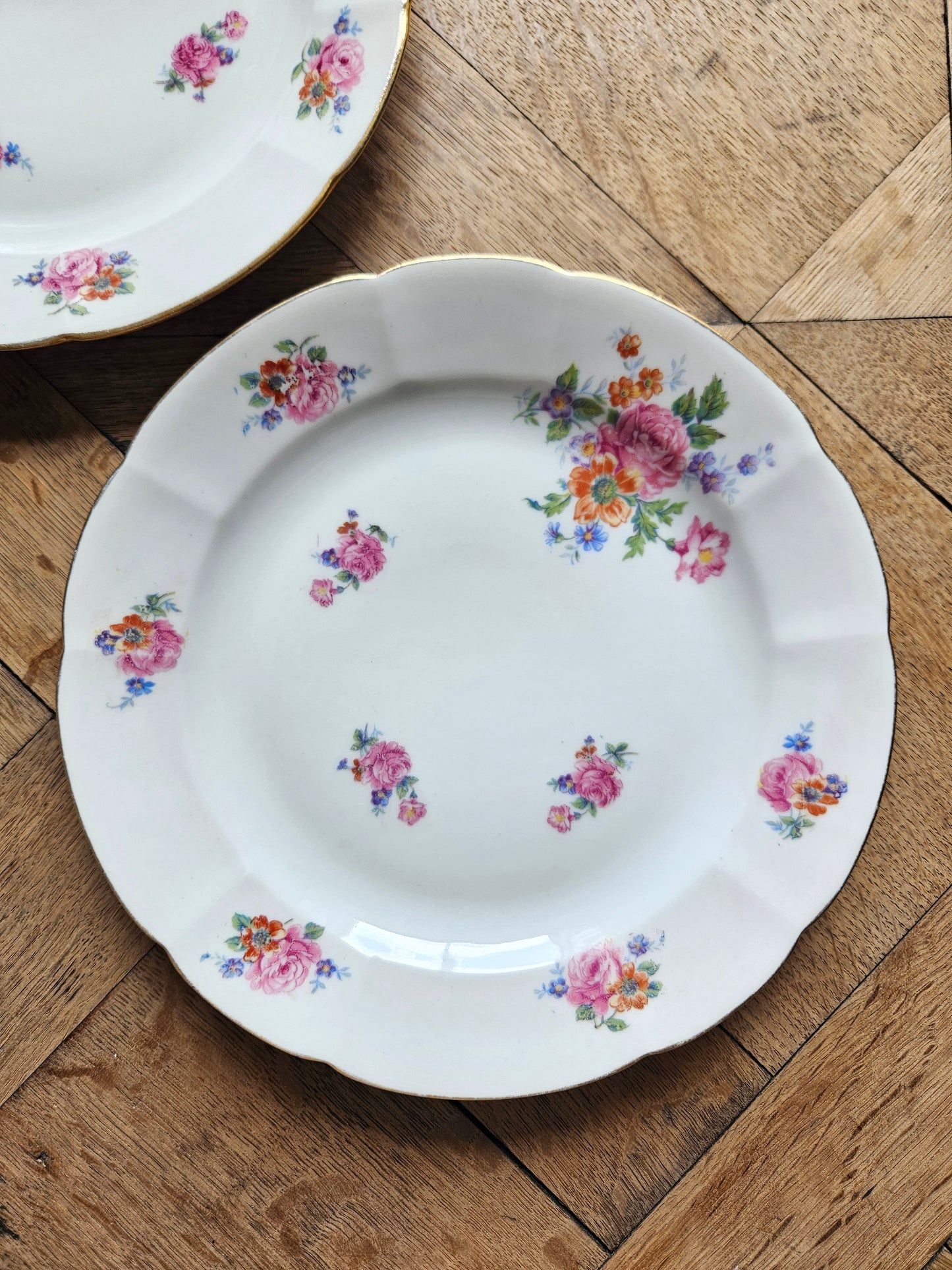 Assiettes plates dépareillées porcelaine, shabby chic