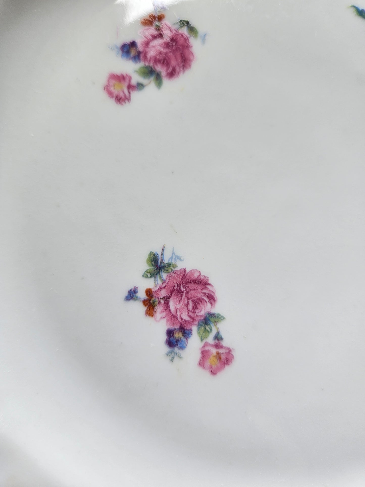 Assiettes plates dépareillées porcelaine, shabby chic