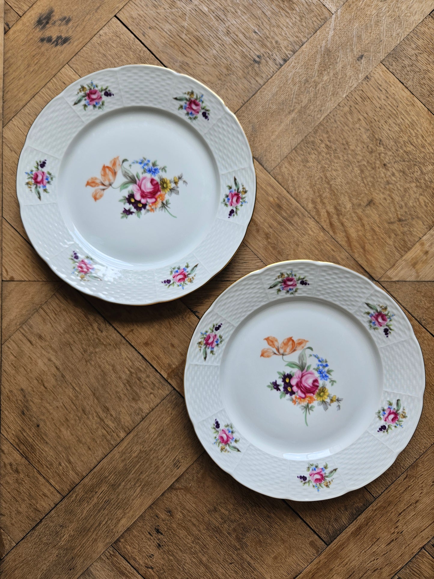 Assiettes plates dépareillées porcelaine, shabby chic