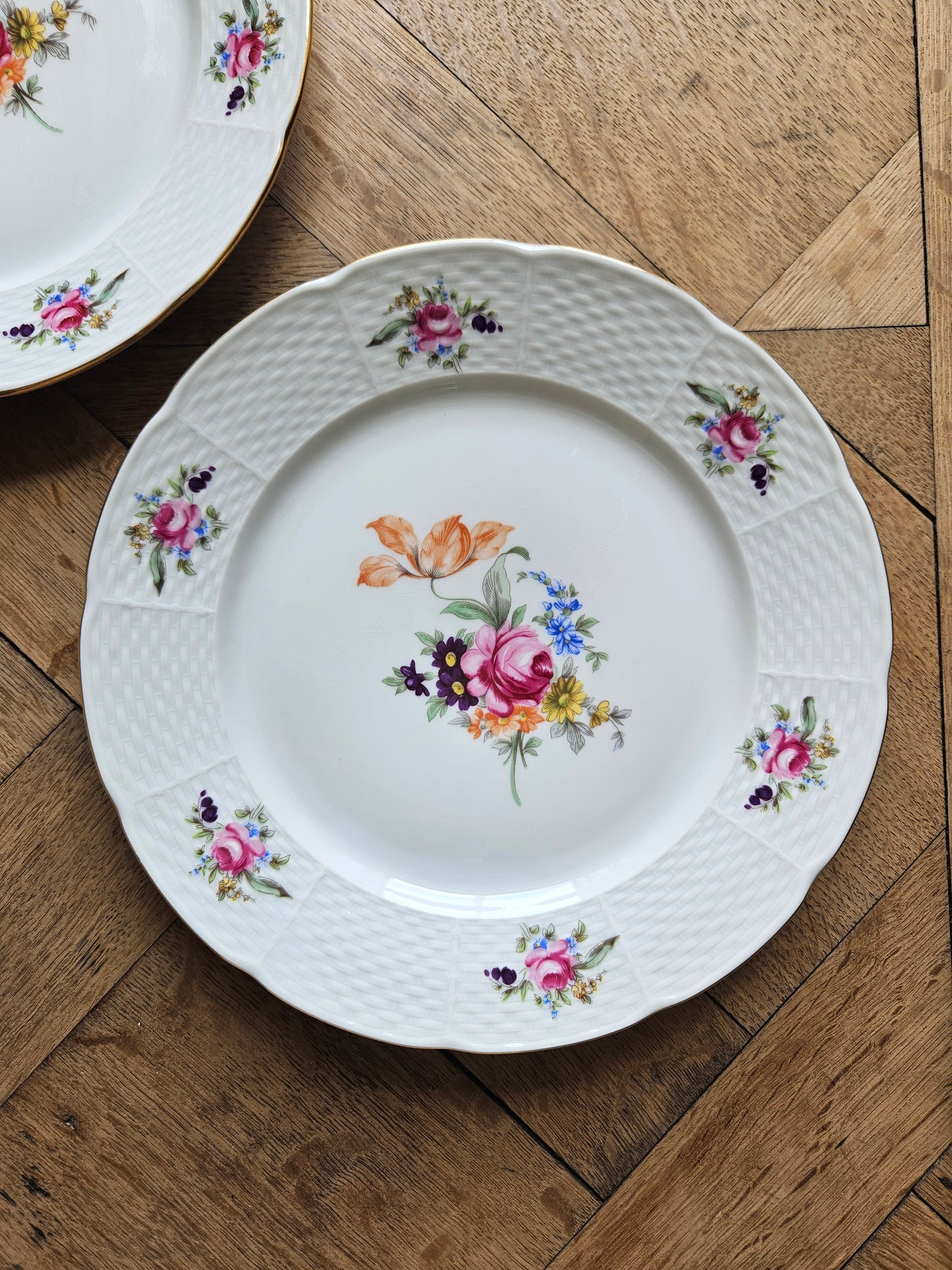 Assiettes plates dépareillées porcelaine, shabby chic