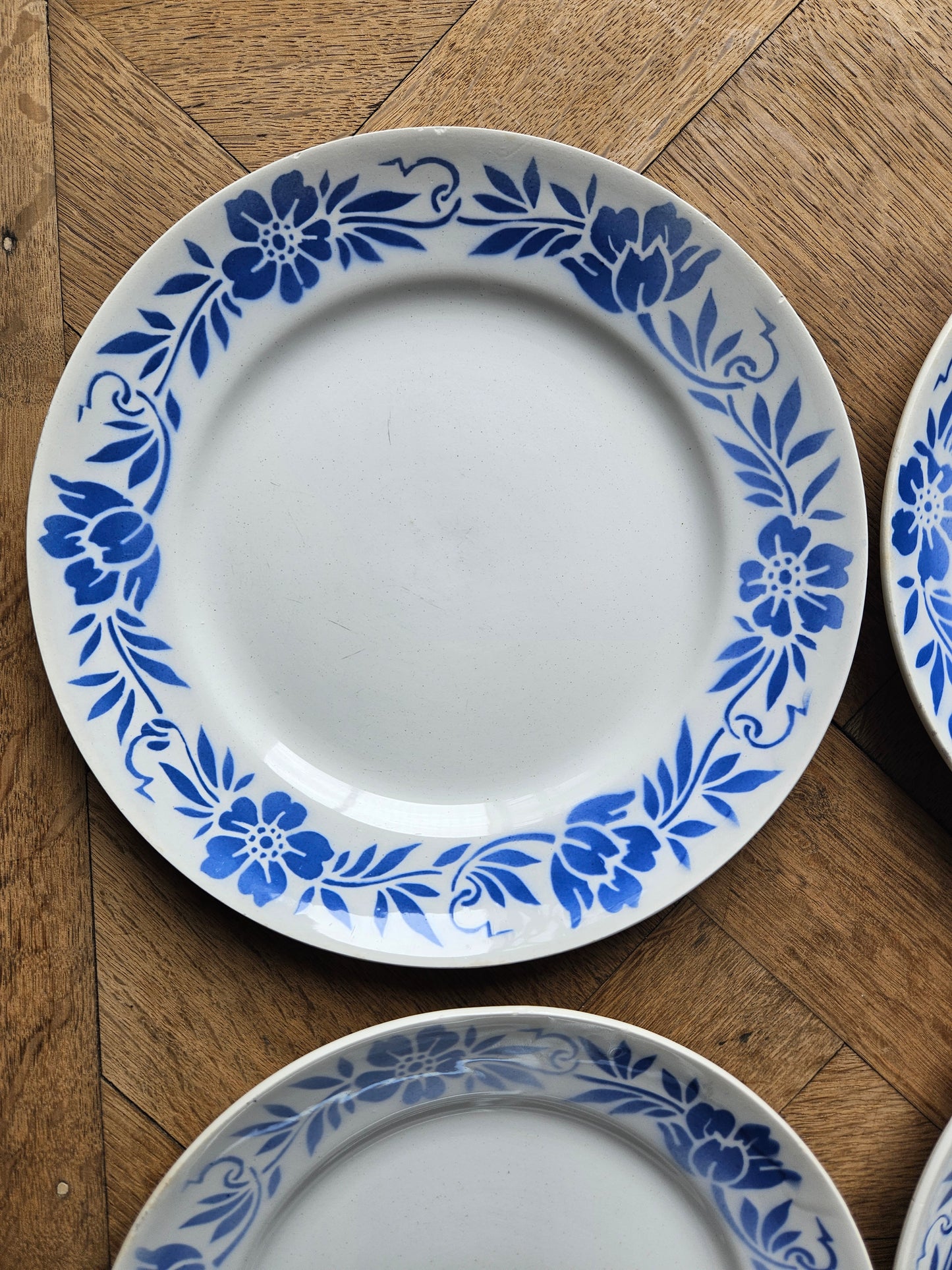 Assiettes plates Moulin des Loups, fleurs bleues