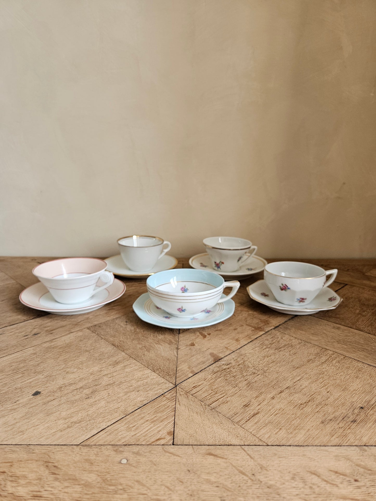 Tasses porcelaine dépareillées