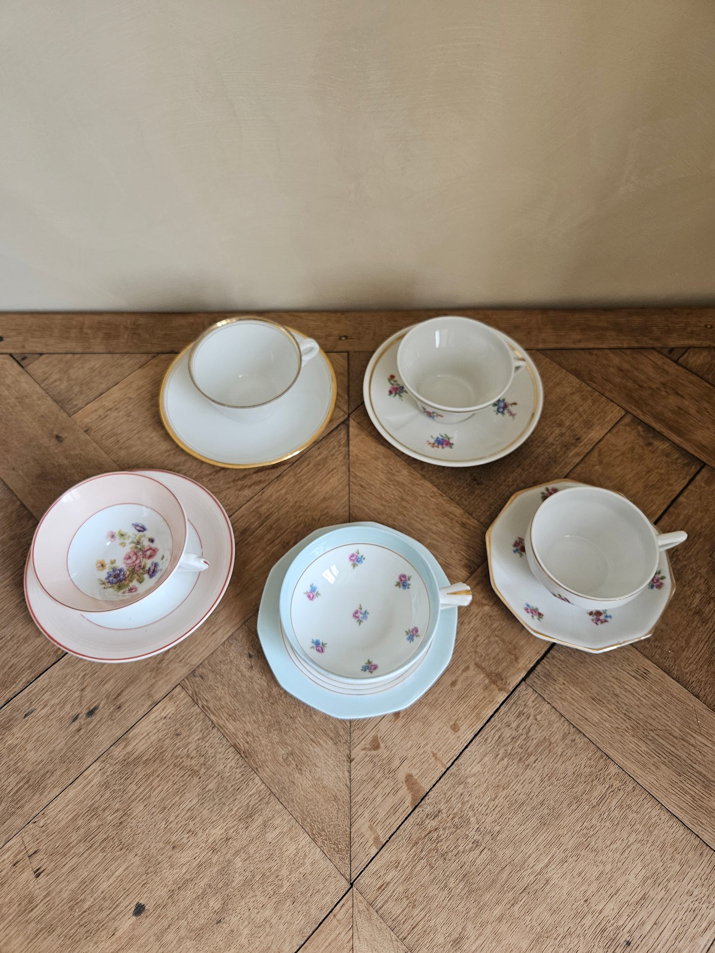 Tasses porcelaine dépareillées