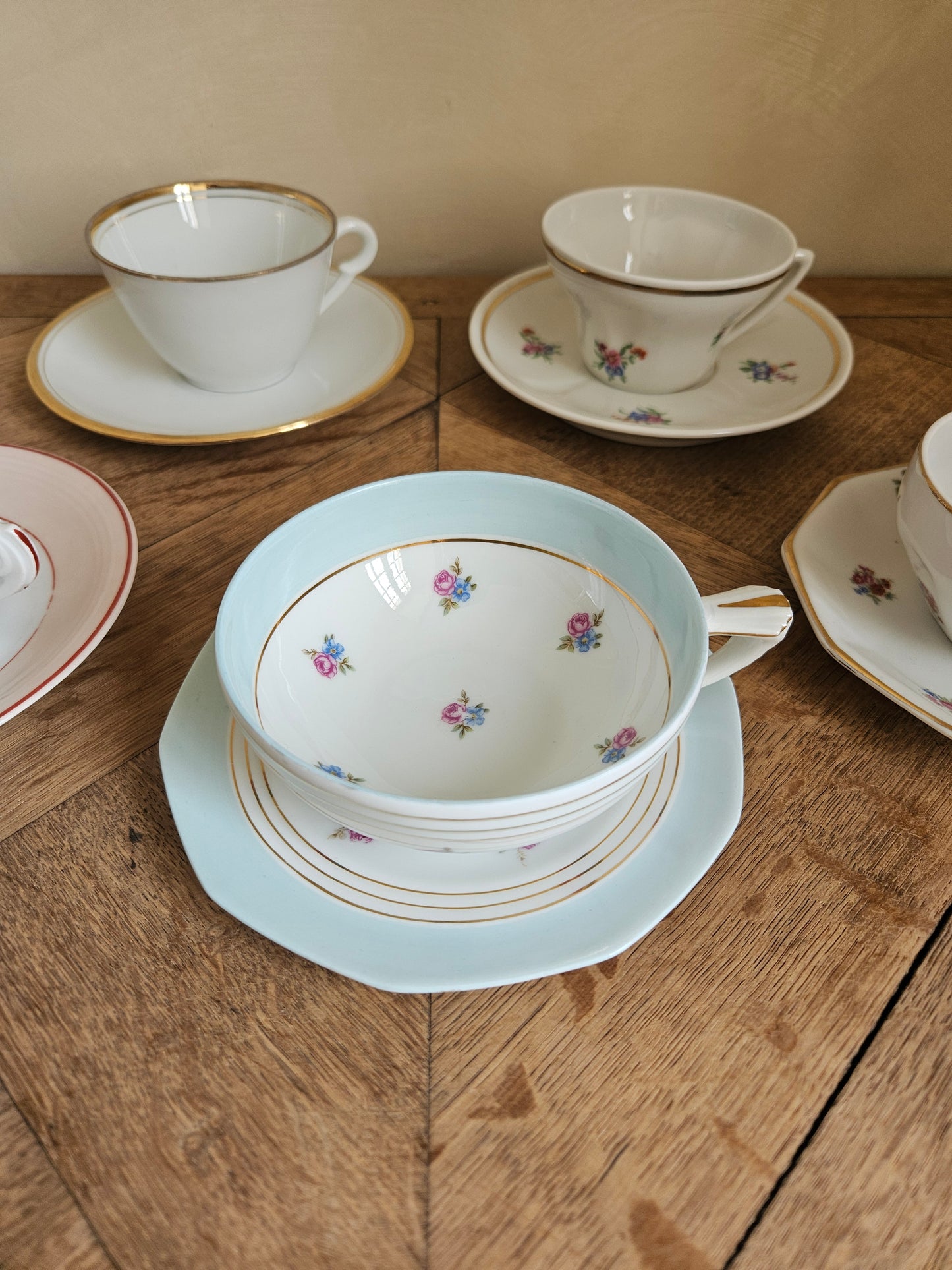 Tasses porcelaine dépareillées