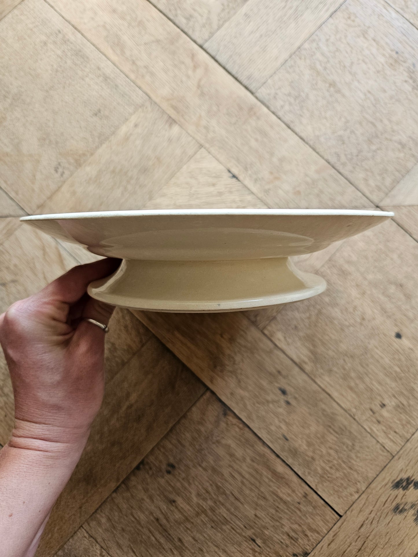 Assiette sur pied Longchamp, Beauvais