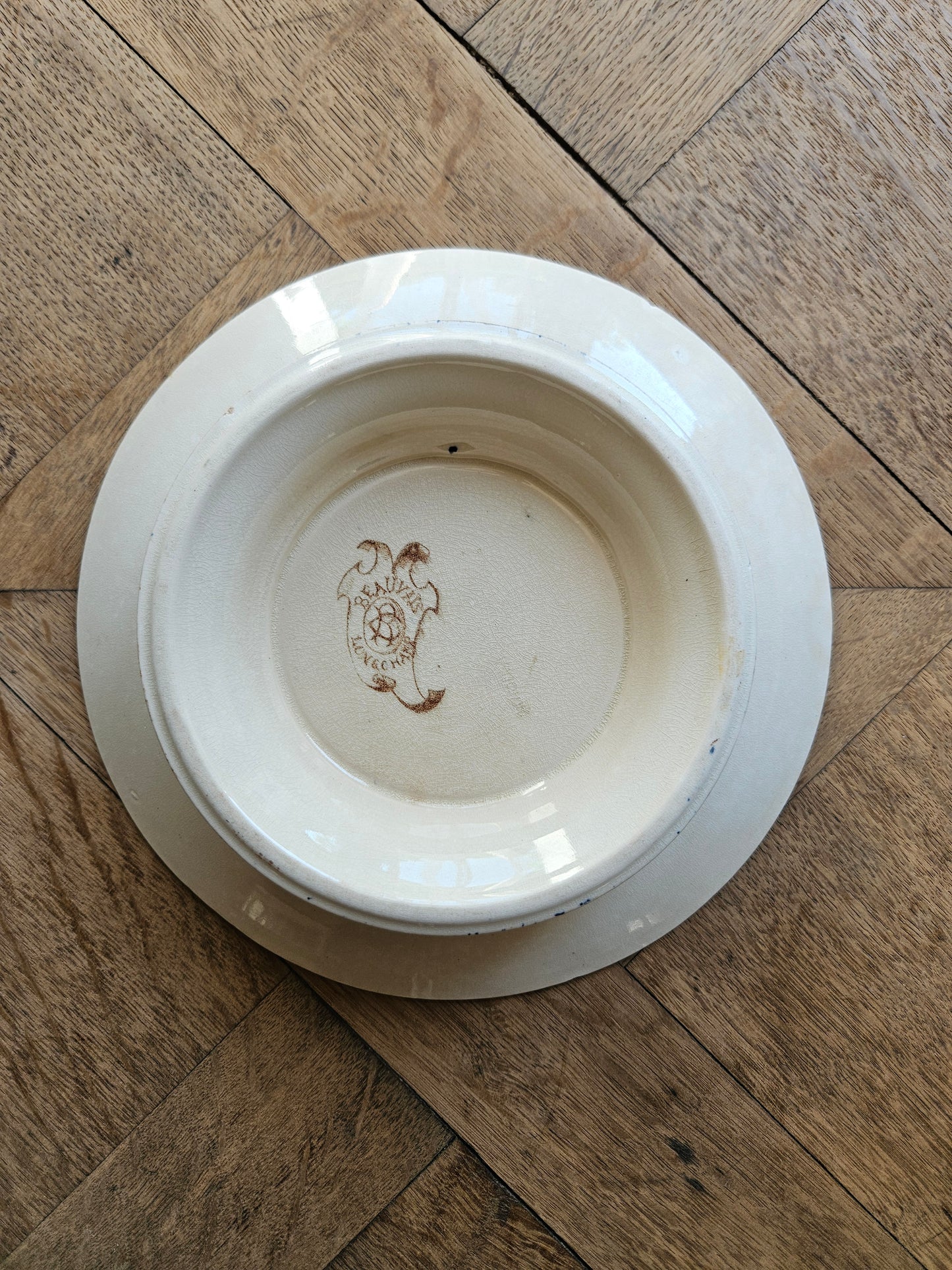 Assiette sur pied Longchamp, Beauvais