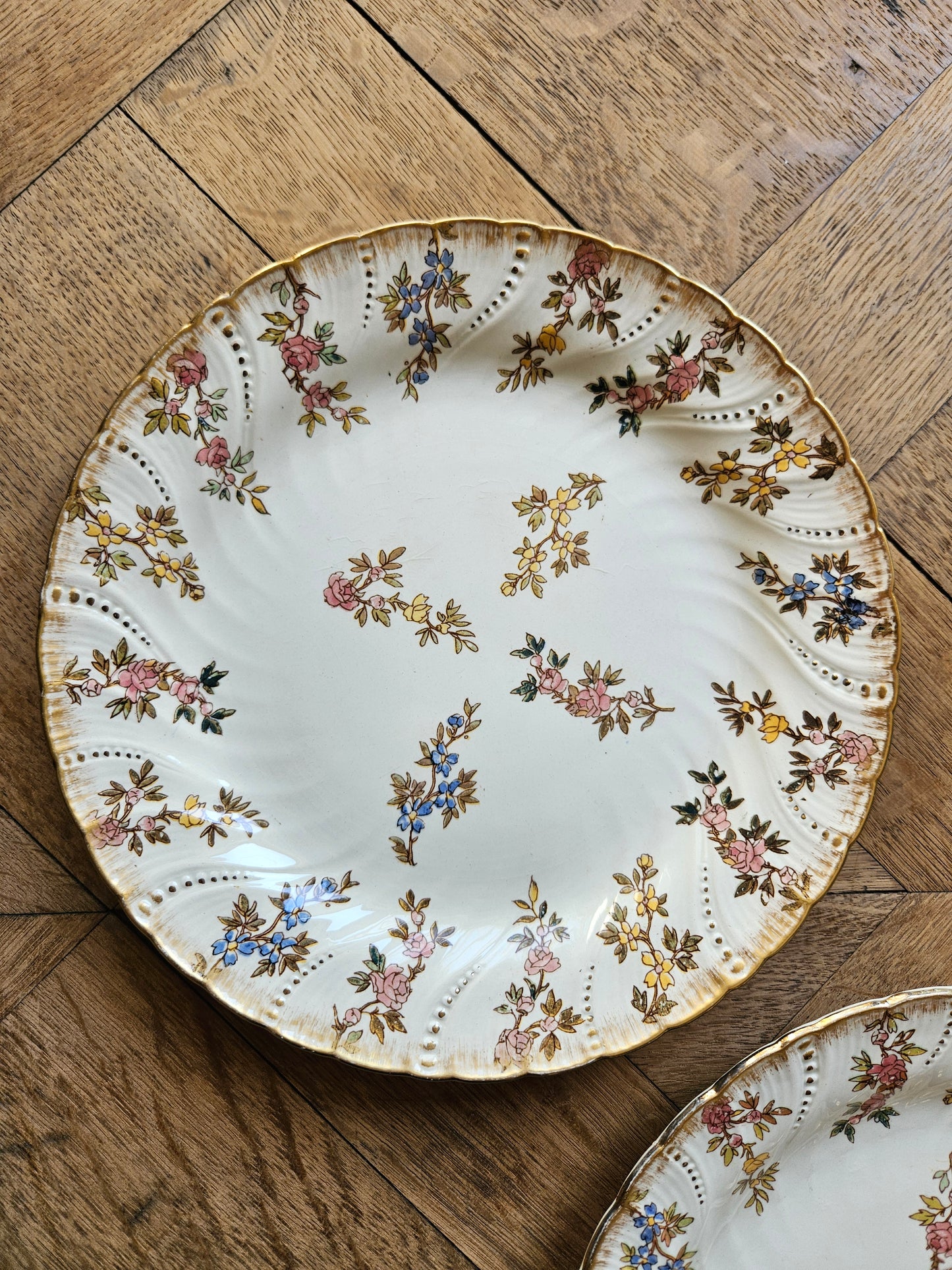 2 assiettes plates Sarreguemines, Louis XV