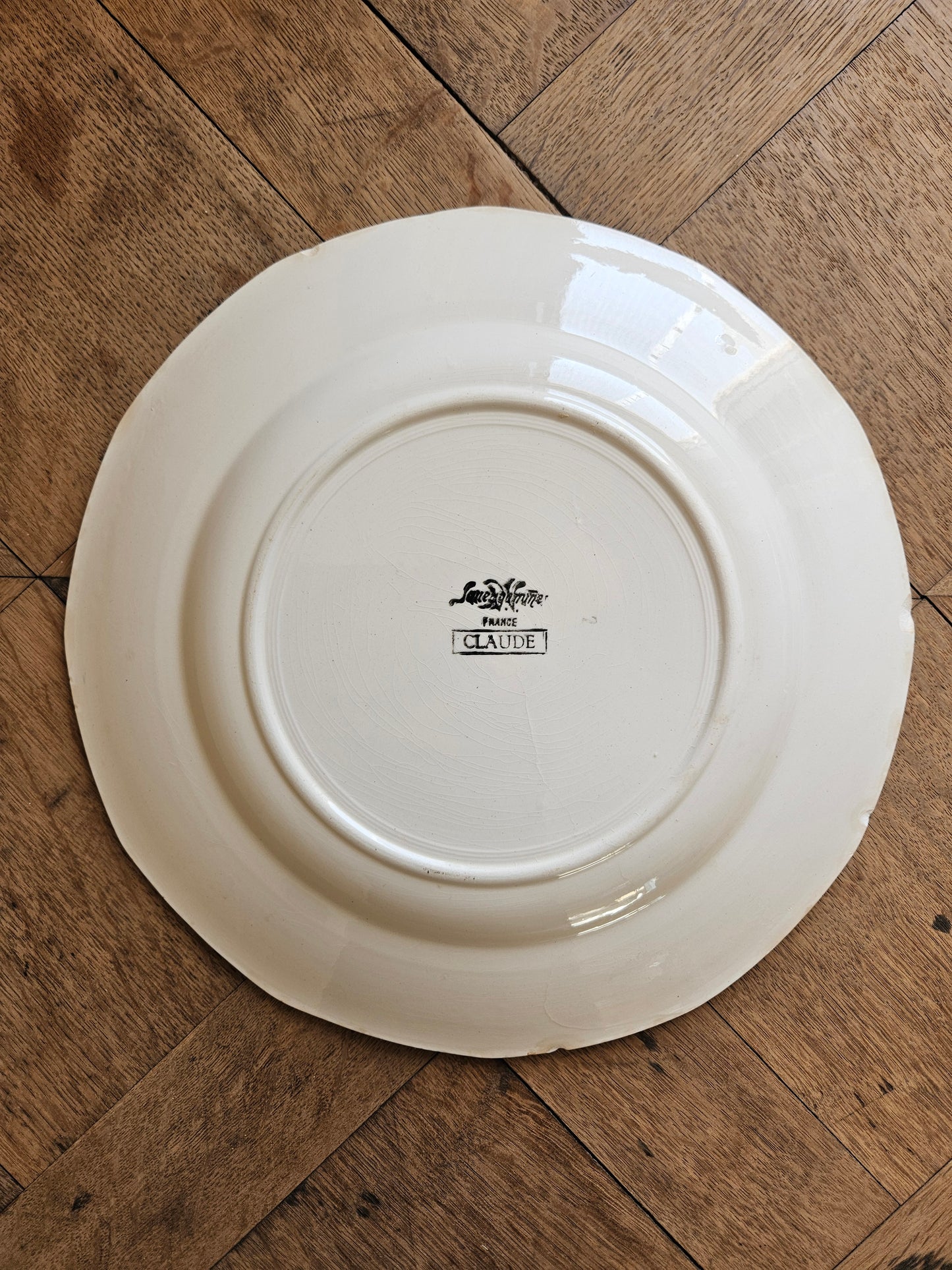 Plat rond Sarreguemines, Claude