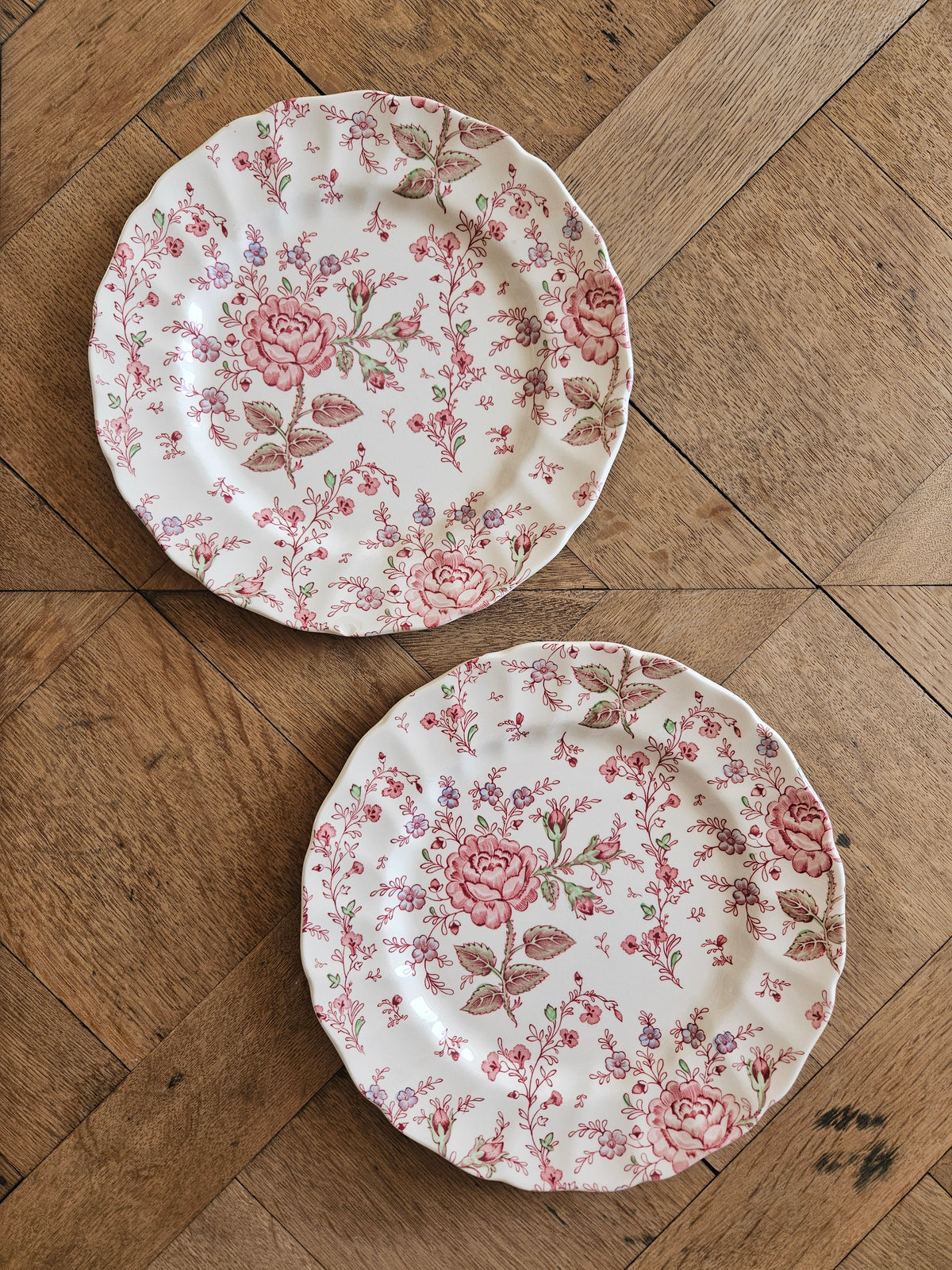 2 assiettes plates Johnson Brothers, Rose Chintz (défauts)