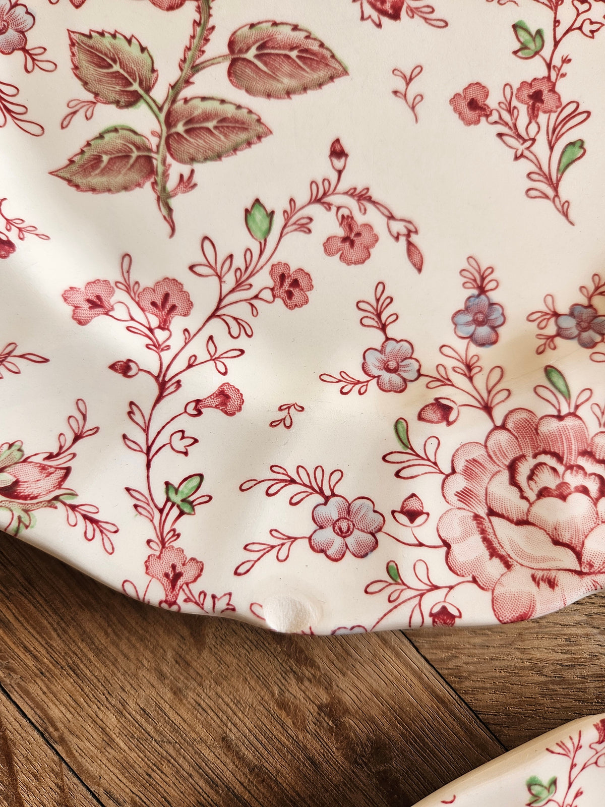 2 assiettes plates Johnson Brothers, Rose Chintz (défauts)
