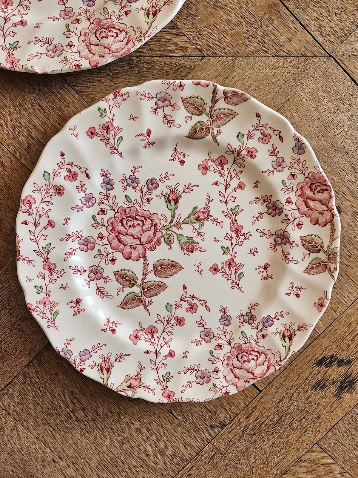 2 assiettes plates Johnson Brothers, Rose Chintz (défauts)