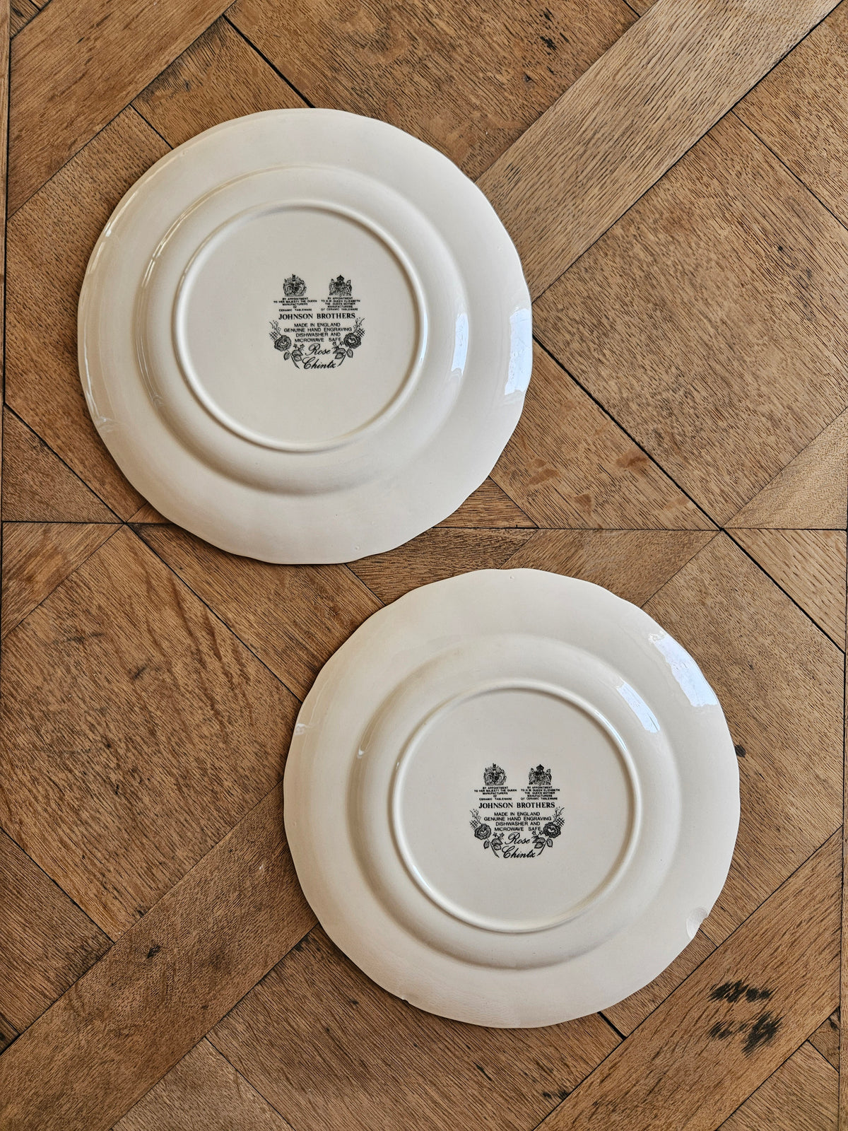 2 assiettes plates Johnson Brothers, Rose Chintz (défauts)