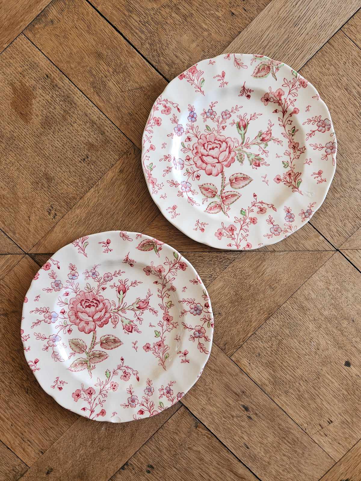 2 assiettes à dessert Johnson Brothers, Rose Chintz (défauts)