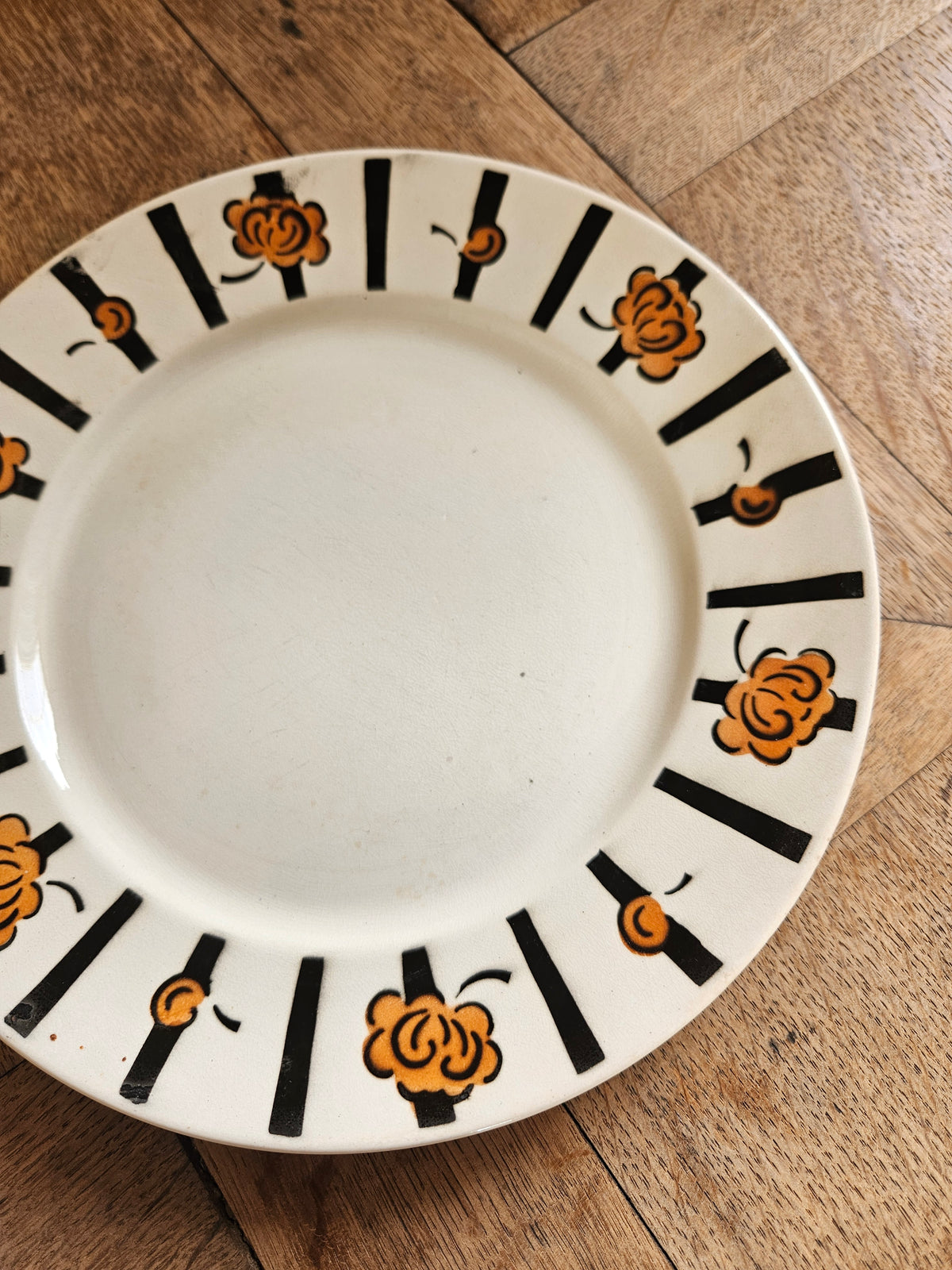 Assiette plate Badonviller, noir orangé