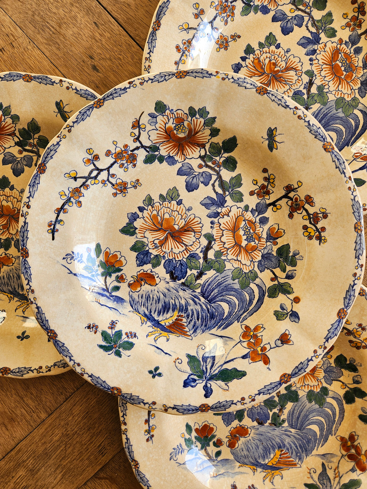 Assiettes creuses Gien, coq et pivoines (défauts)