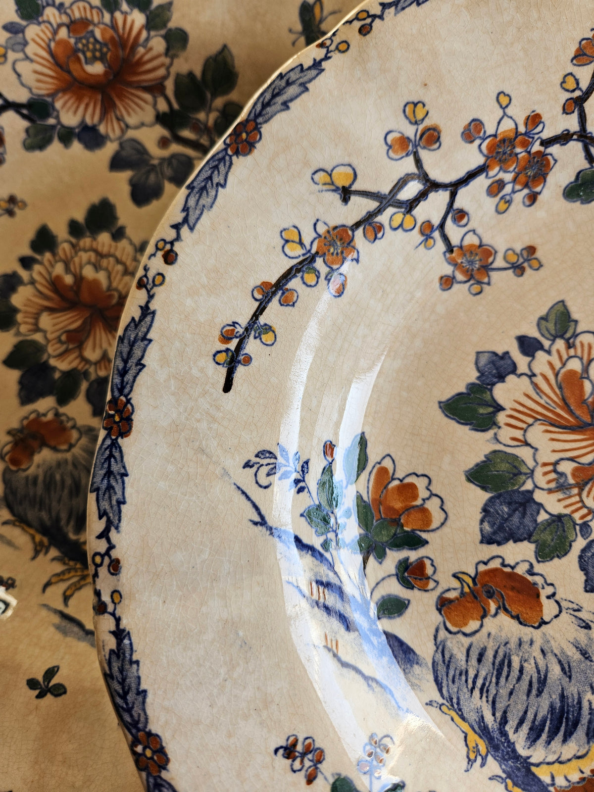 Assiettes creuses Gien, coq et pivoines (défauts)