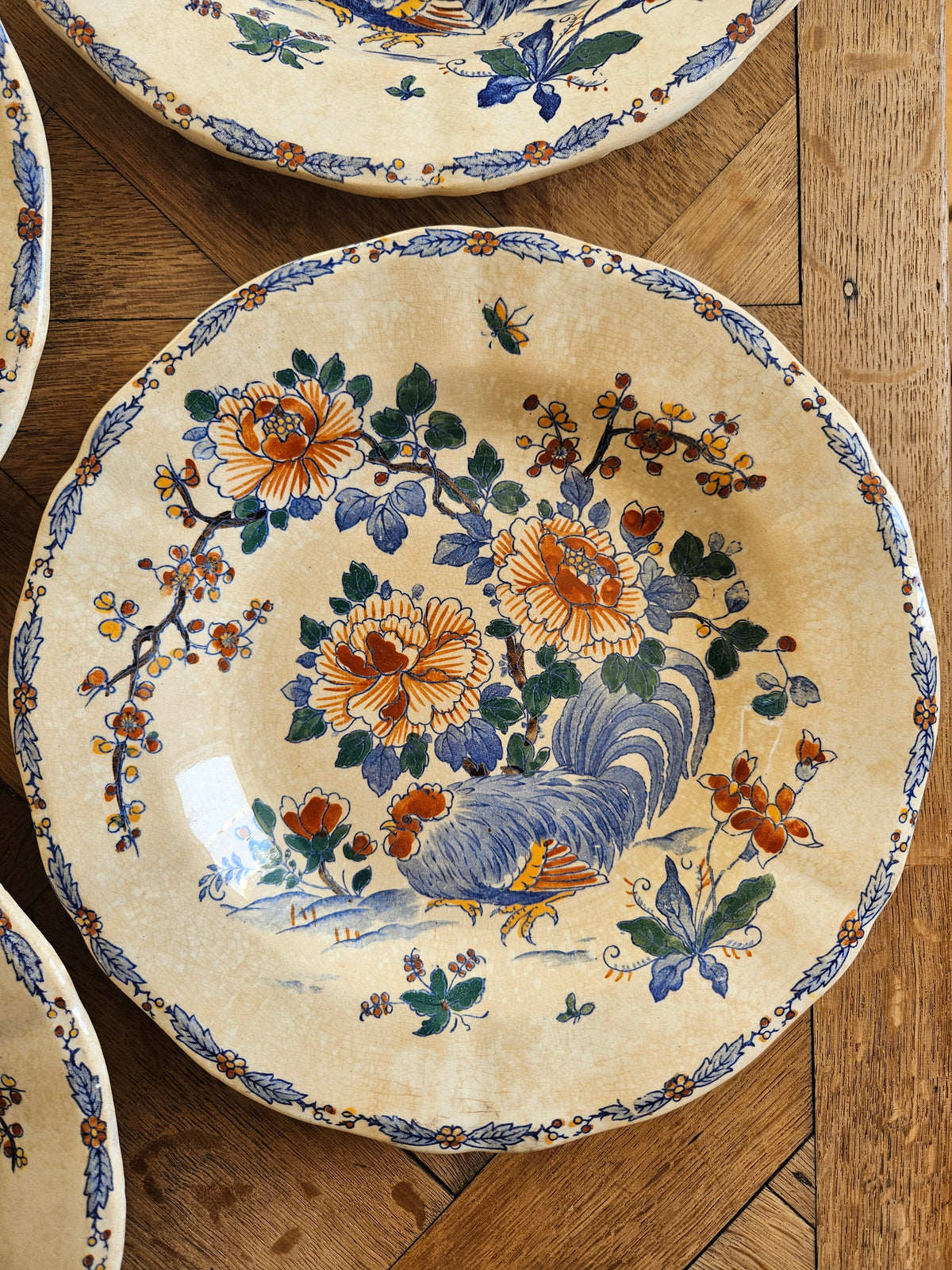 Assiettes creuses Gien, coq et pivoines (défauts)