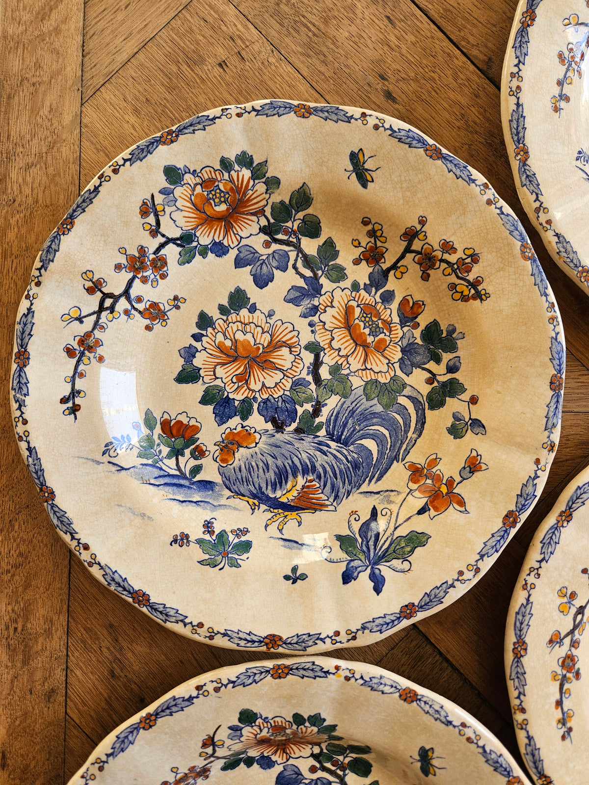 Assiettes creuses Gien, coq et pivoines (défauts)