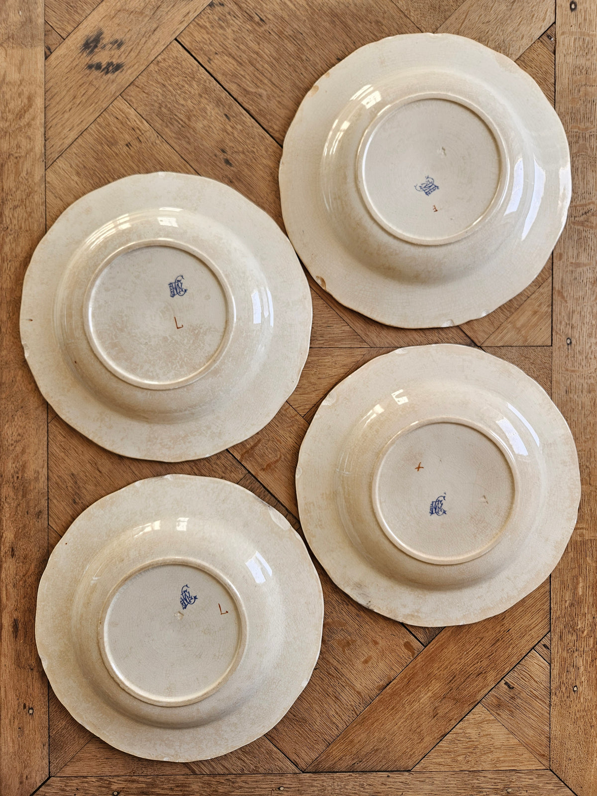 Assiettes creuses Gien, coq et pivoines (défauts)