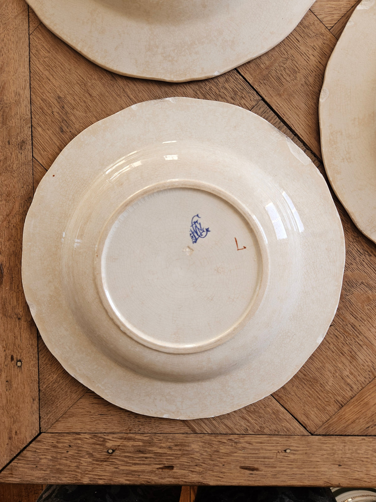 Assiettes creuses Gien, coq et pivoines (défauts)