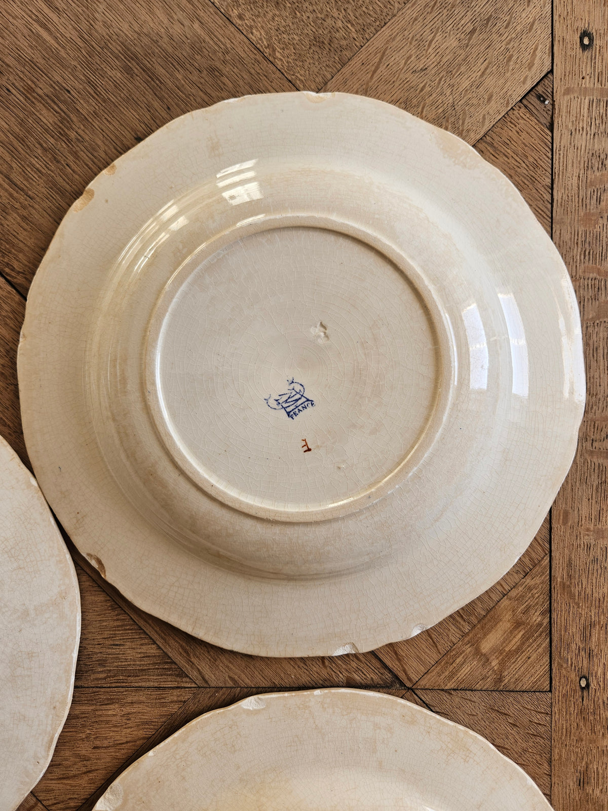 Assiettes creuses Gien, coq et pivoines (défauts)