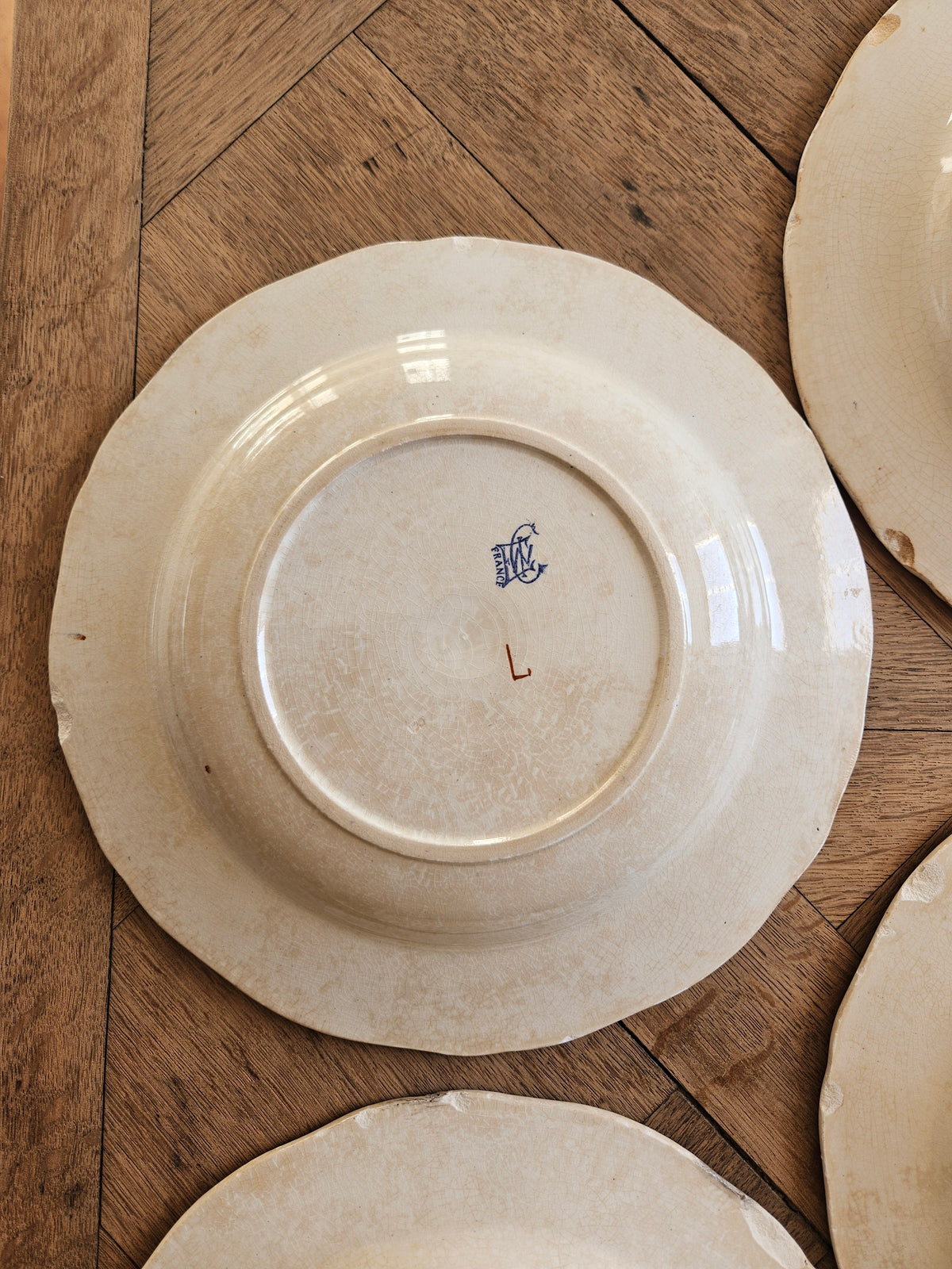 Assiettes creuses Gien, coq et pivoines (défauts)