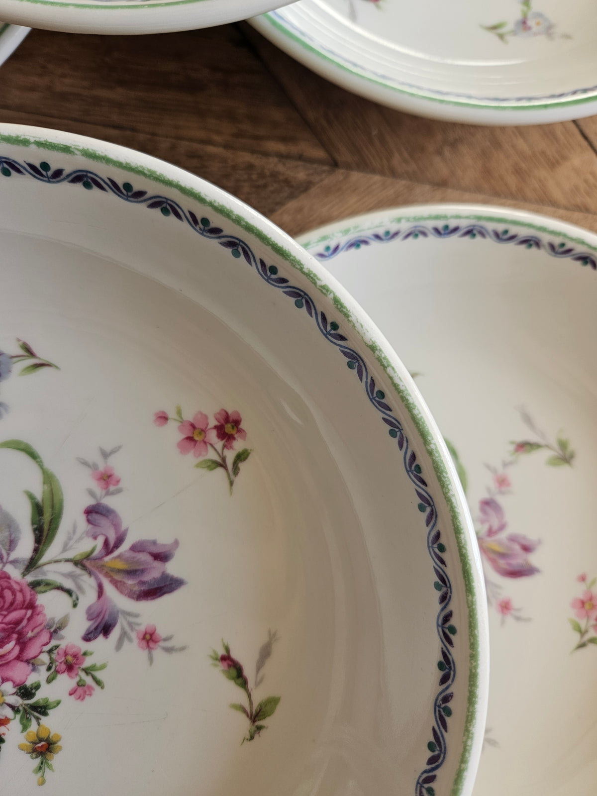 Assiettes calottes porcelaine, bouquets de fleurs