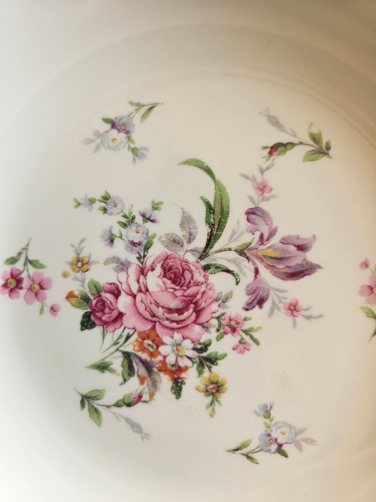 Assiettes calottes porcelaine, bouquets de fleurs