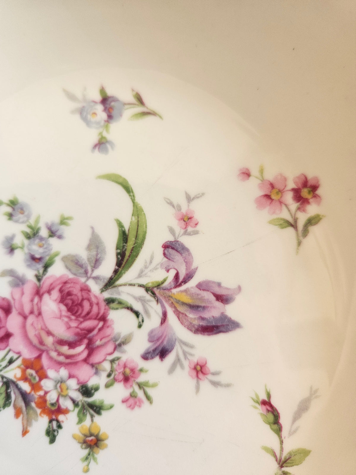 Assiettes calottes porcelaine, bouquets de fleurs