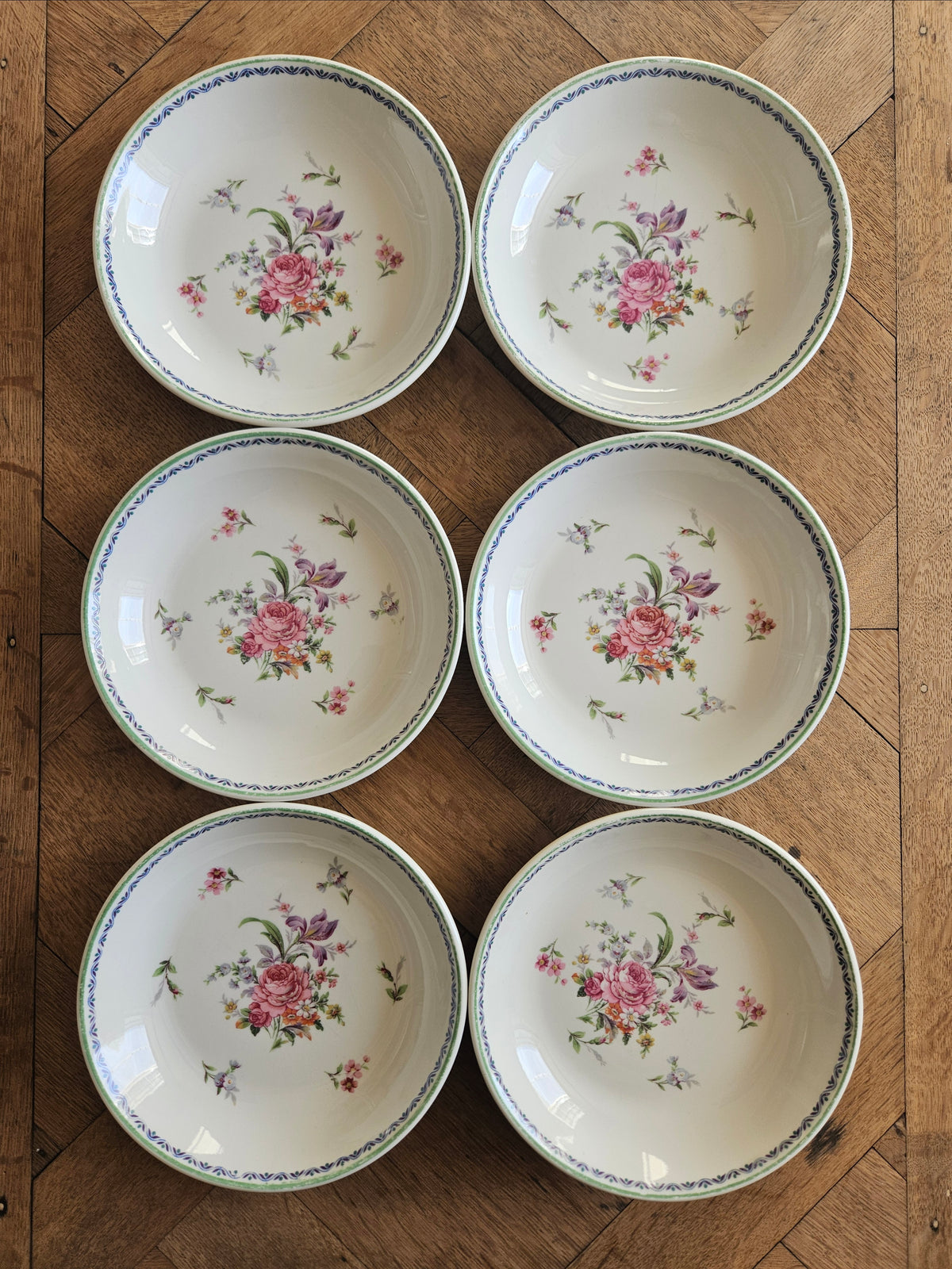 Assiettes calottes porcelaine, bouquets de fleurs