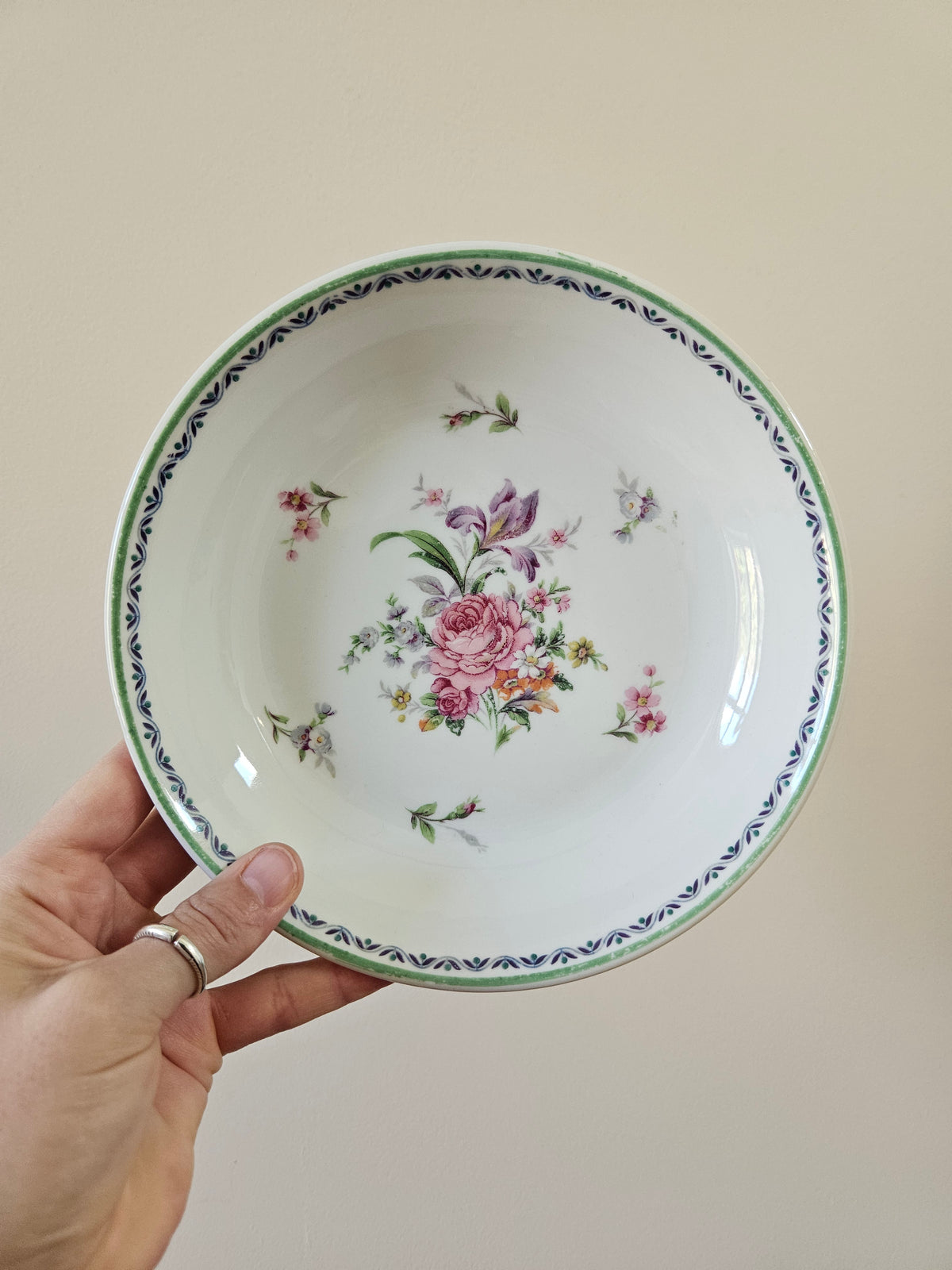 Assiettes calottes porcelaine, bouquets de fleurs