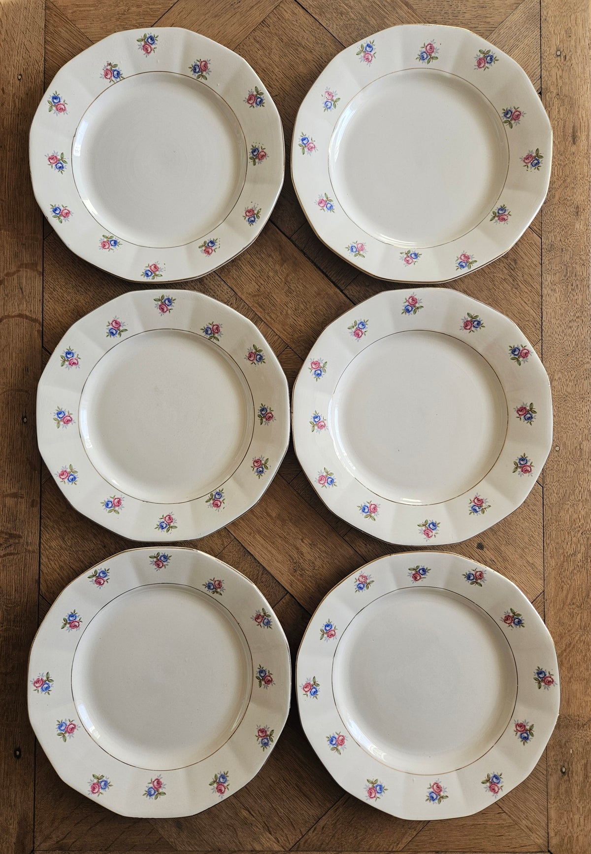 Assiettes plates Digoin à petites fleurs
