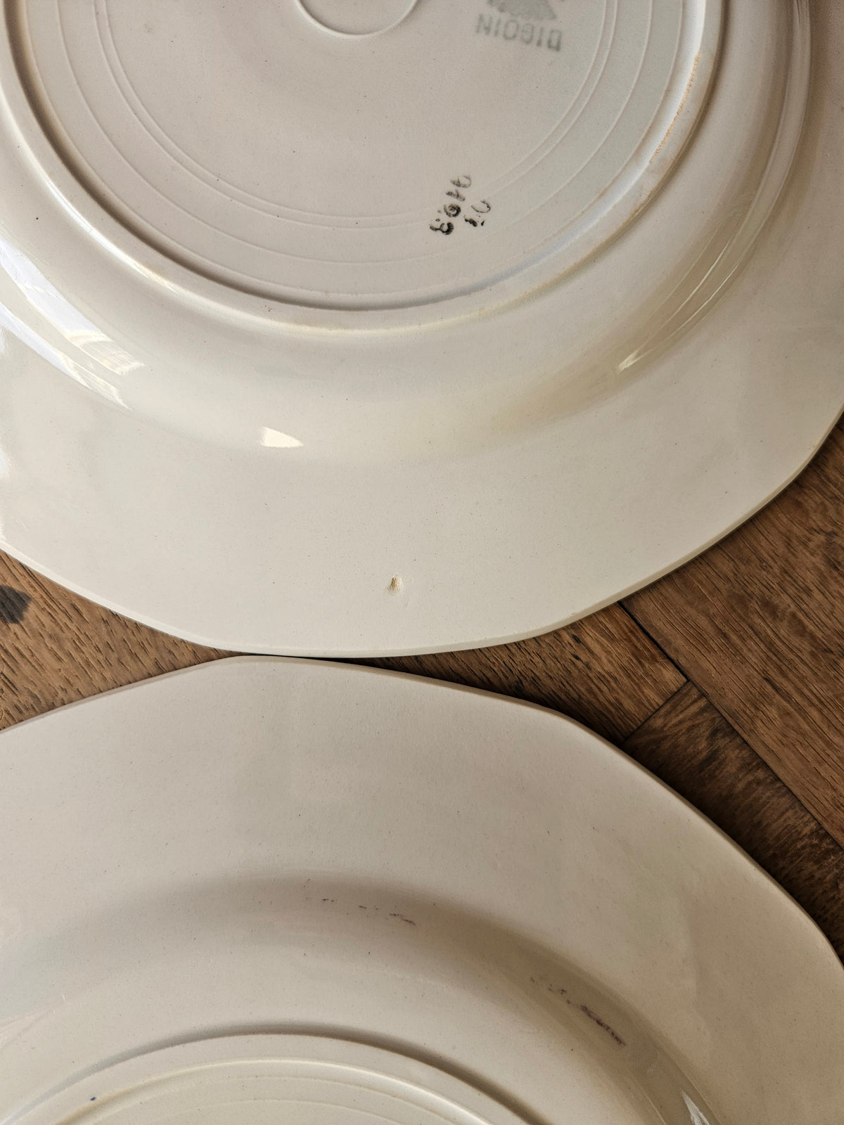 Assiettes plates Digoin à petites fleurs