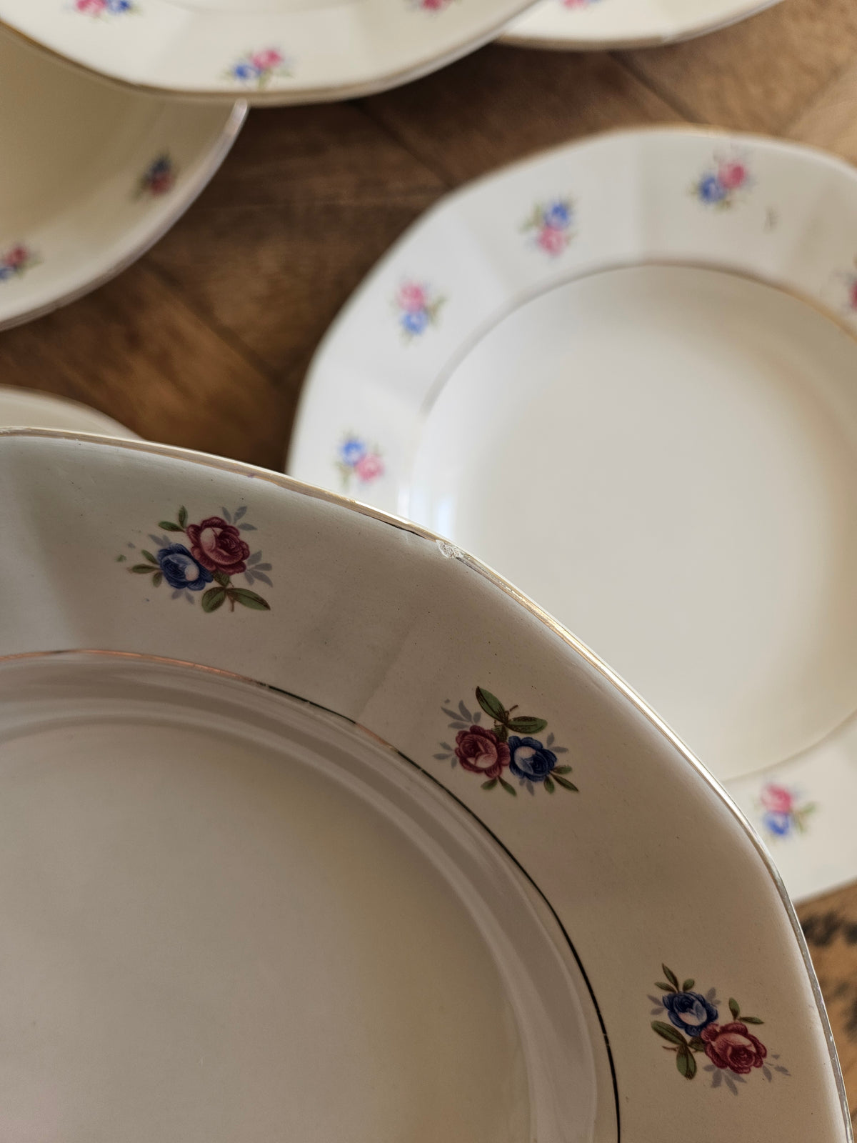 Assiettes creuses Digoin à petites fleurs