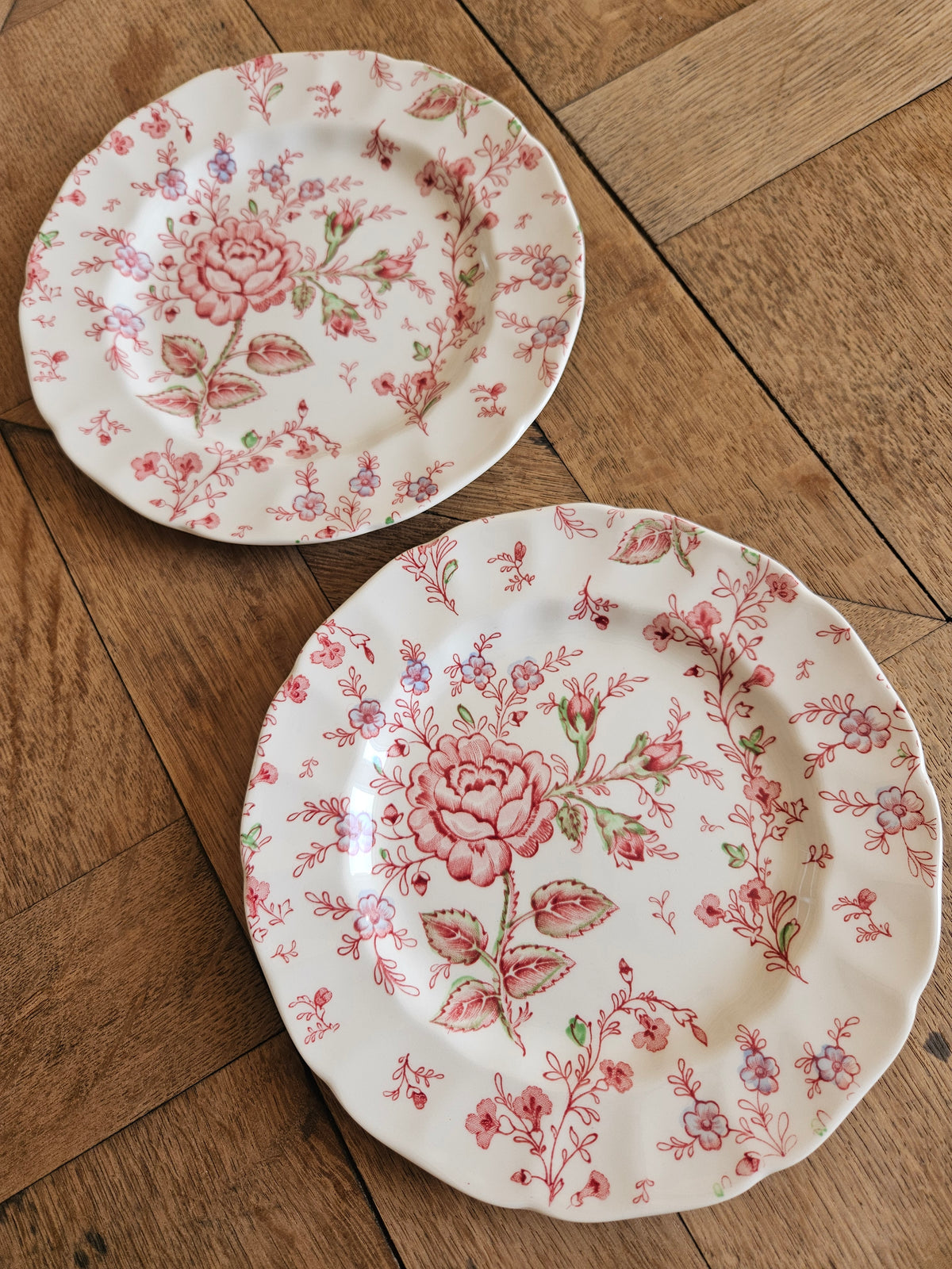 Lot de 2 assiettes à dessert vintage Johnson Brothers collection Rose Chintz. Vaisselle vintage spéciale lave-vaisselle et micro-ondes. Style shabby chic aux petites fleurs et roses.