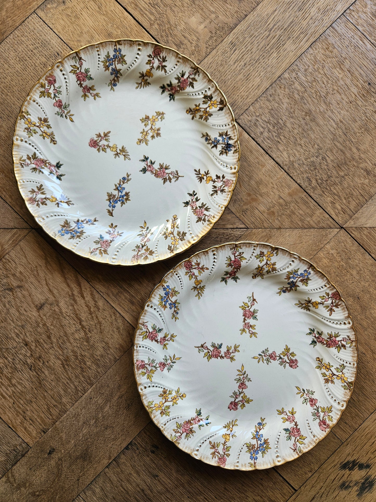 Lot de 2 assiettes anciennes Sarreguemines décor louis xv