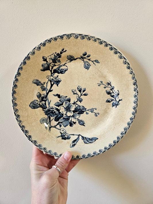 Assiette plate ancienne Gien, modèle fleurs normandes. Terre de fer 