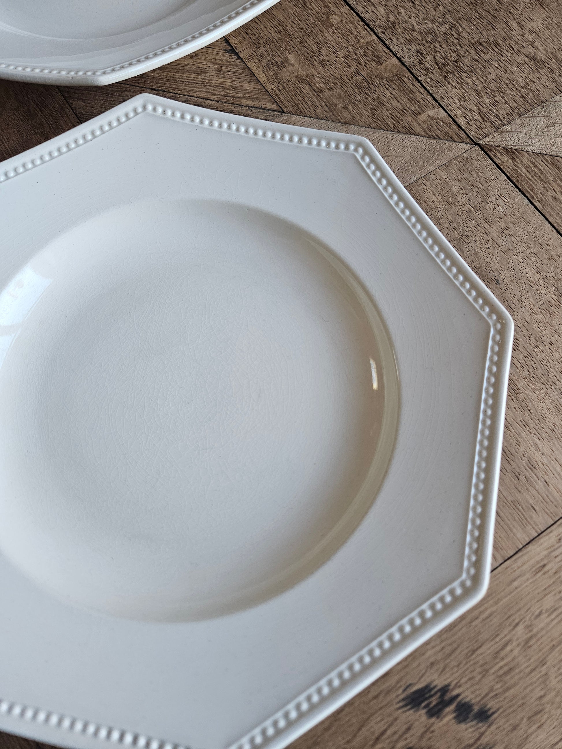 Rare assiette ancienne au décor perlé sur le marli. Forme ocotogonale. Sarreguemines. 