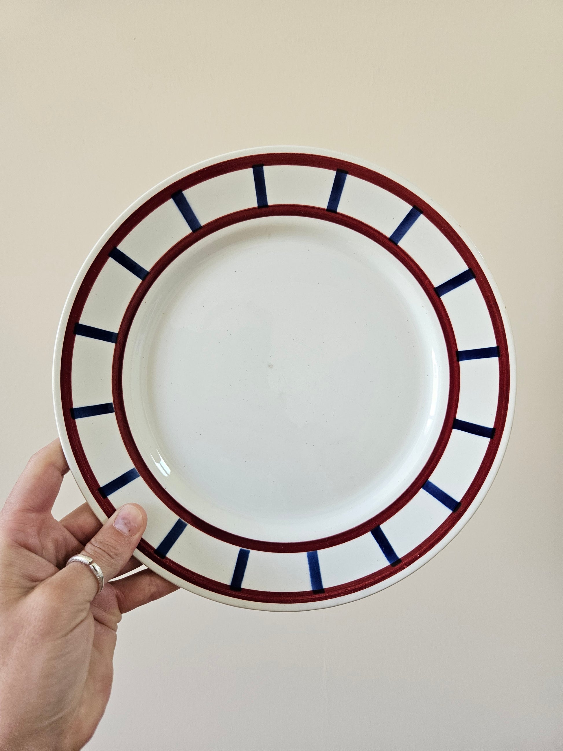 Assiette vintage au décor basque. Manufacture HBCM Montereau modèle Béarn.