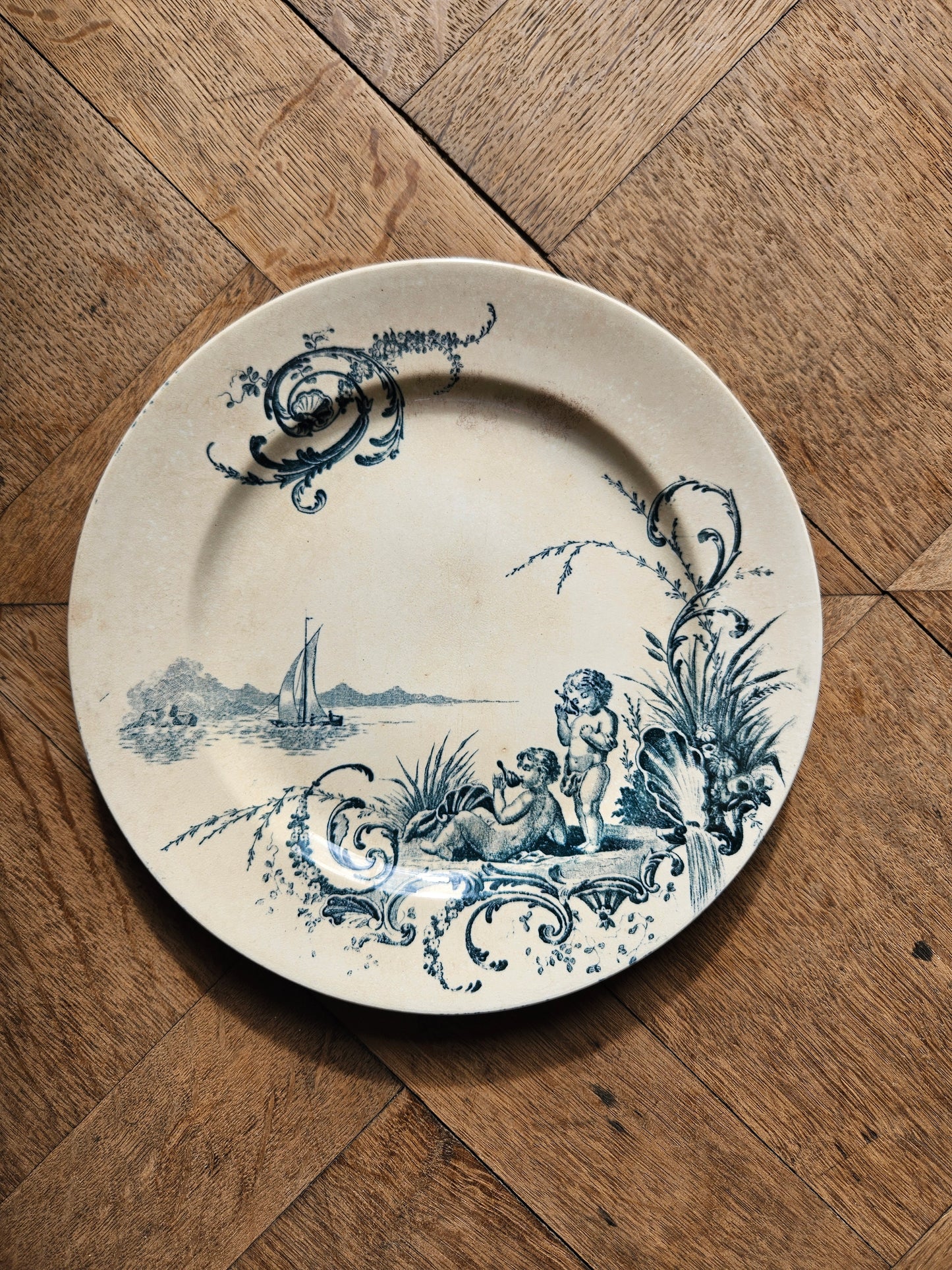 Assiette ancienne en terre de fer Jules Vieillard Bordeaux. Modèle Neptune.