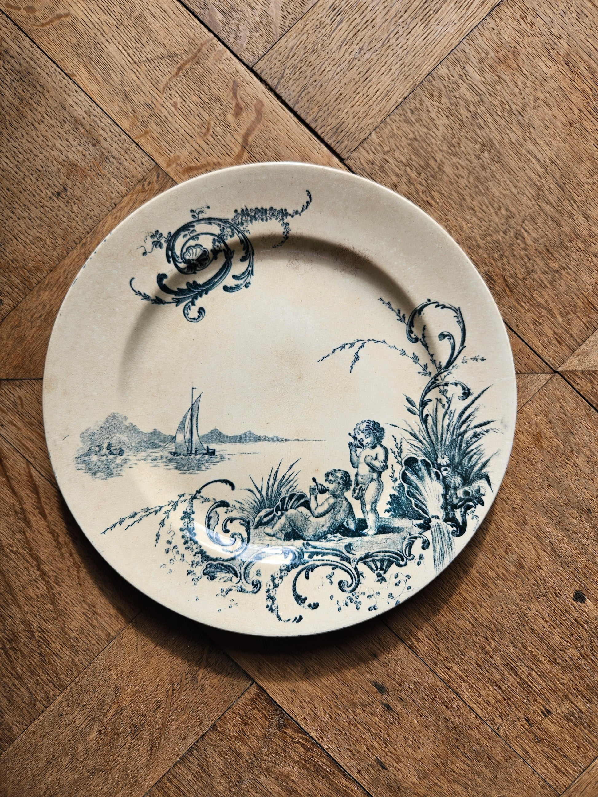 Assiette ancienne en terre de fer Jules Vieillard Bordeaux. Modèle Neptune.